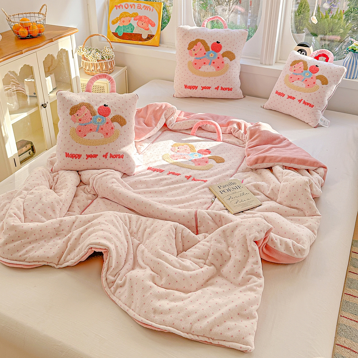 91家纺网 家纺一手货源 找家纺 古本家居 2026新款牛奶绒小马家族抱枕被 摇摇马-粉波点