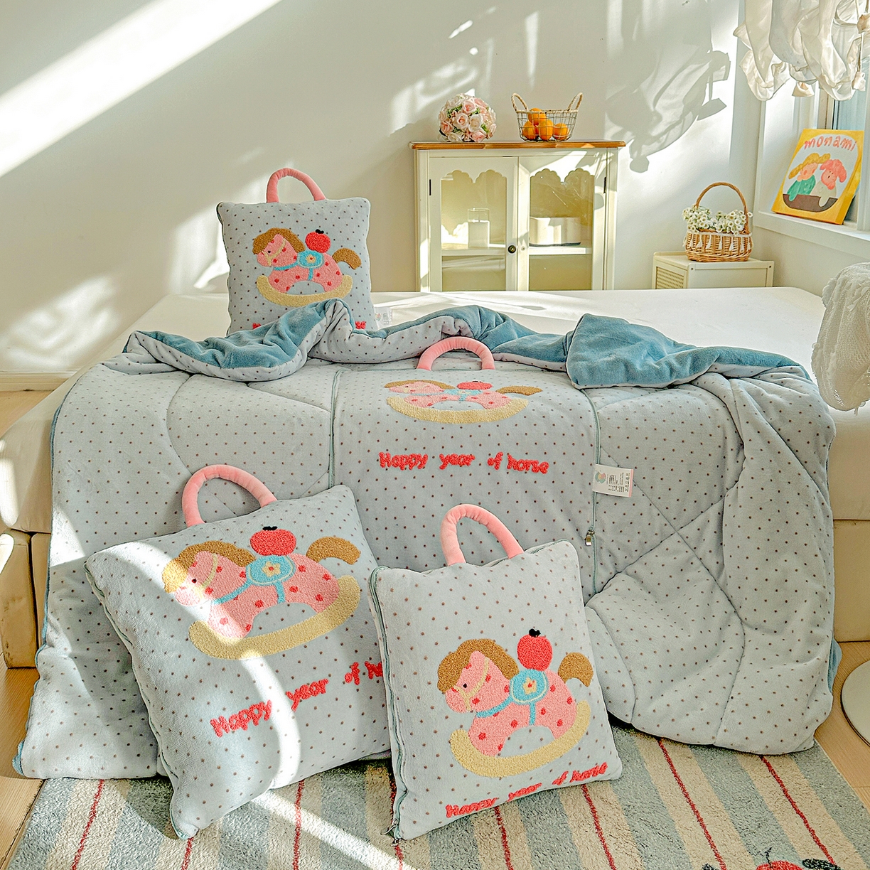 91家纺网 家纺一手货源 找家纺 古本家居 2026新款牛奶绒小马家族抱枕被 摇摇马-蓝波点