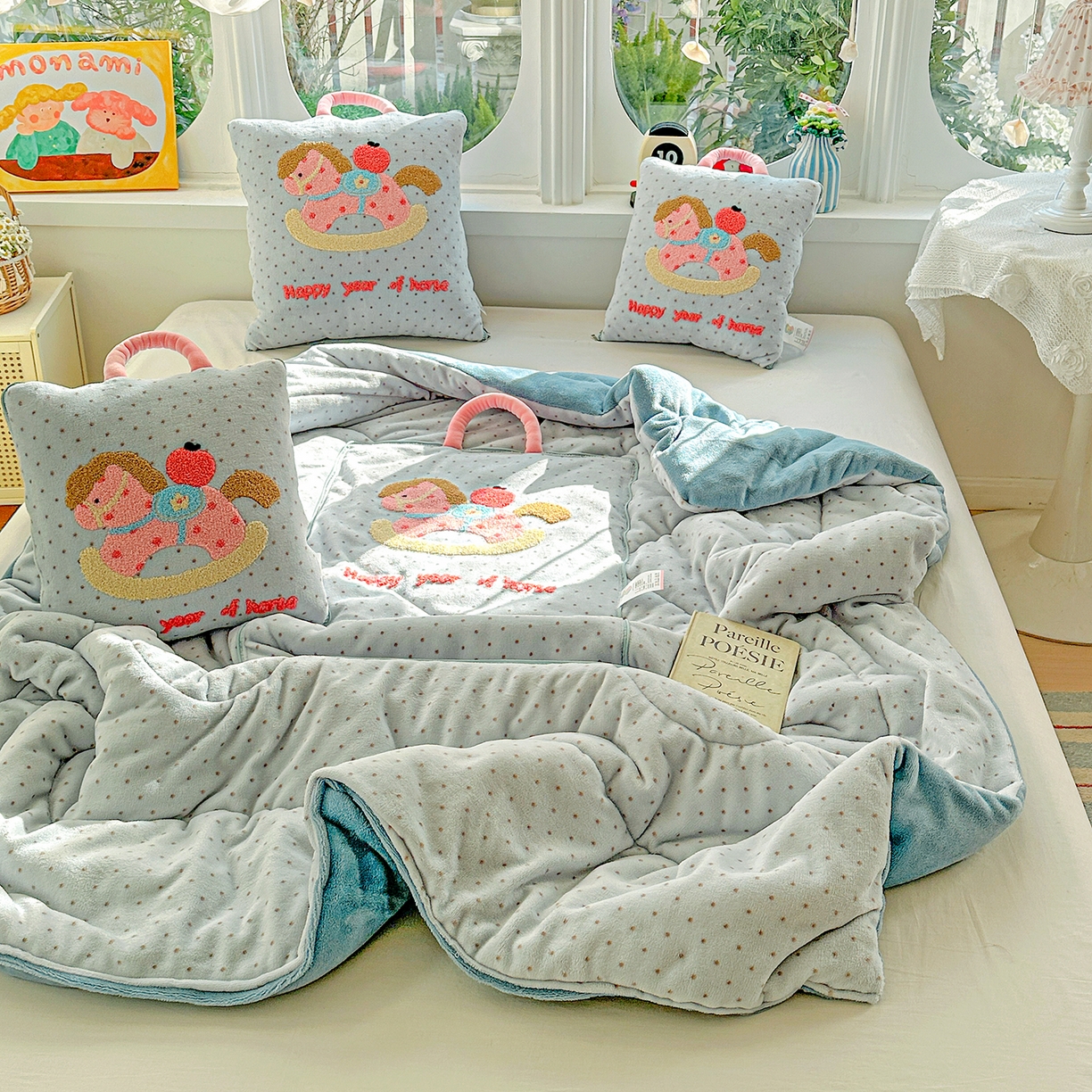 91家纺网 家纺一手货源 找家纺 古本家居 2026新款牛奶绒小马家族抱枕被 摇摇马-蓝波点