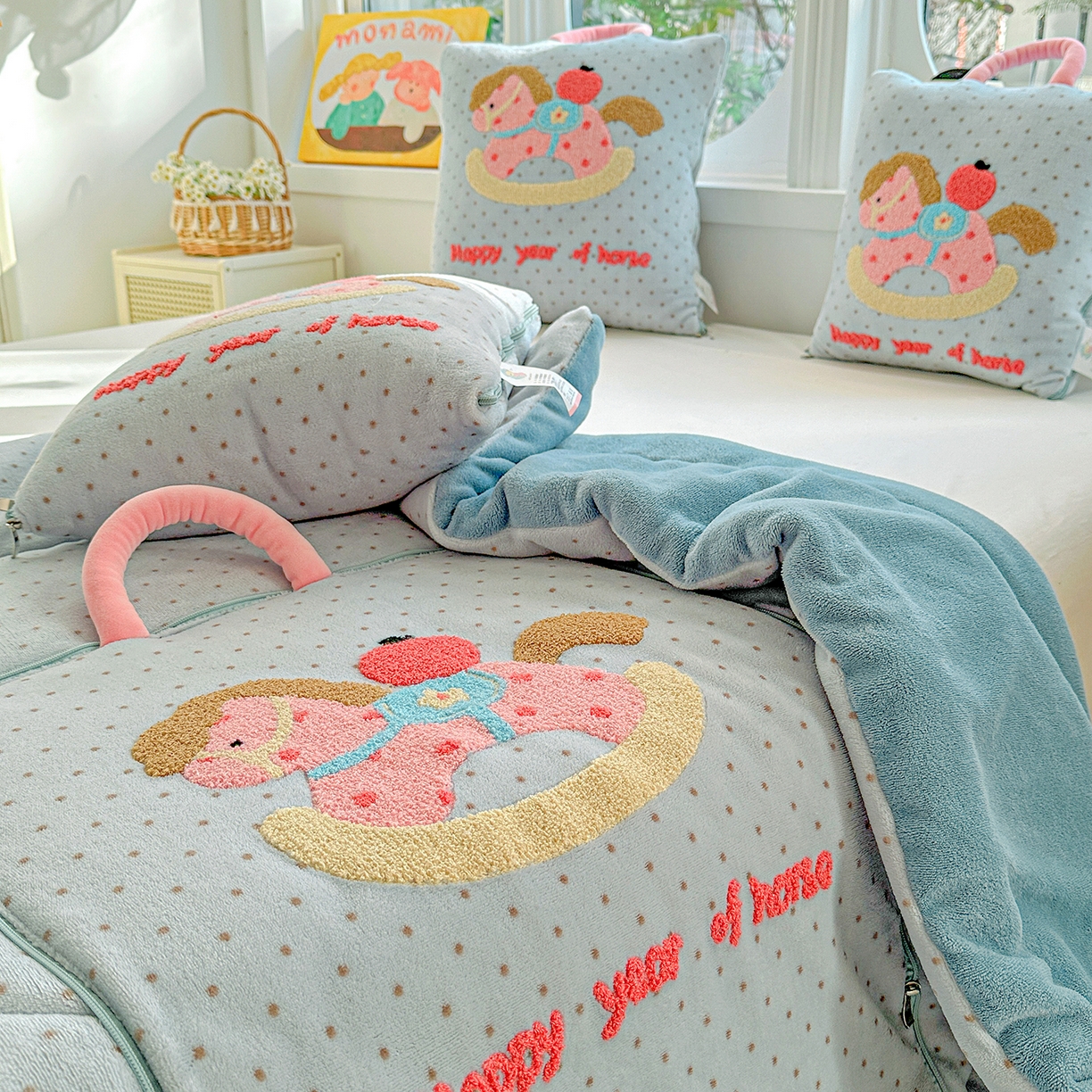 91家纺网 家纺一手货源 找家纺 古本家居 2026新款牛奶绒小马家族抱枕被 摇摇马-蓝波点