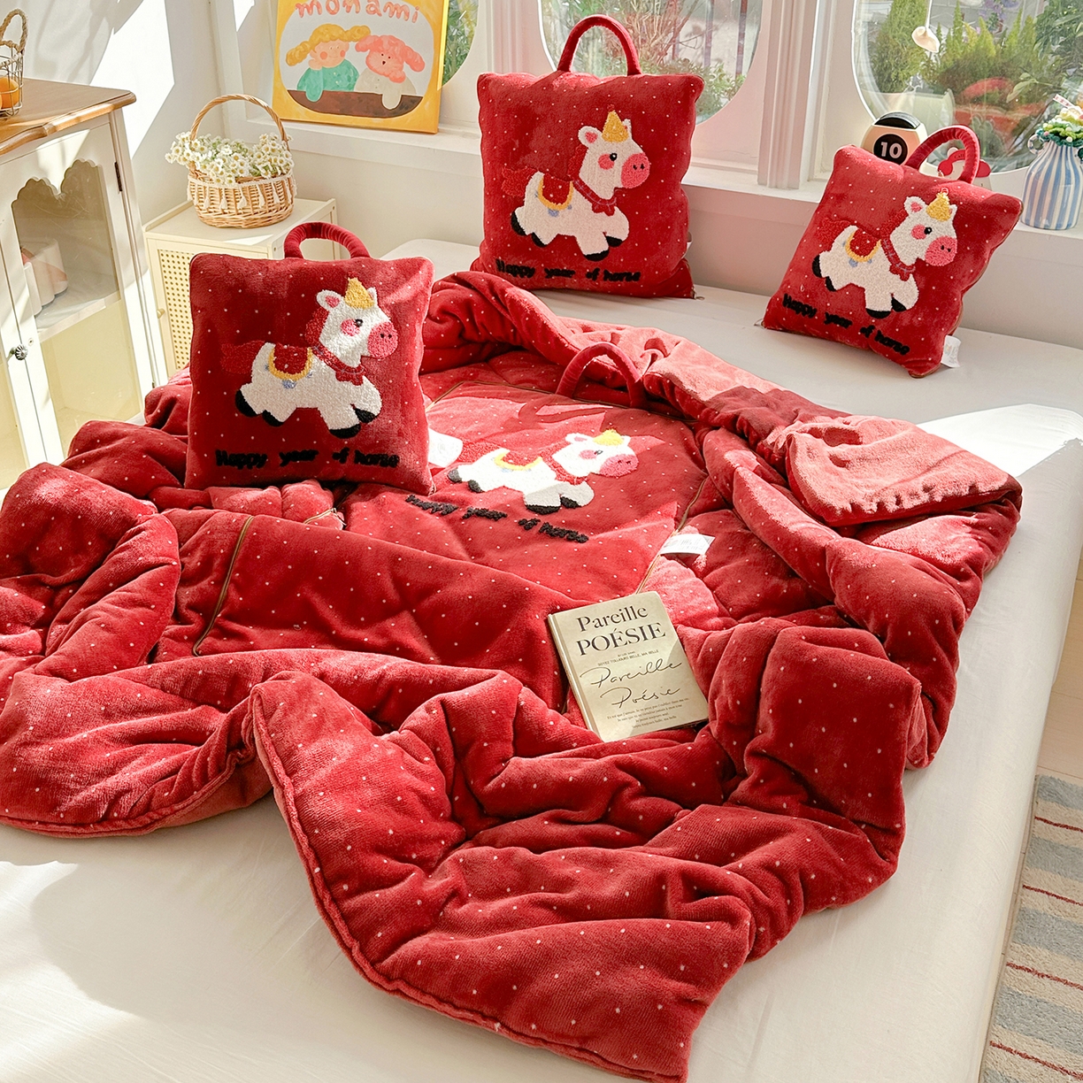 91家纺网 家纺一手货源 找家纺 古本家居 2026新款牛奶绒小马家族抱枕被 鸿运马-红波点