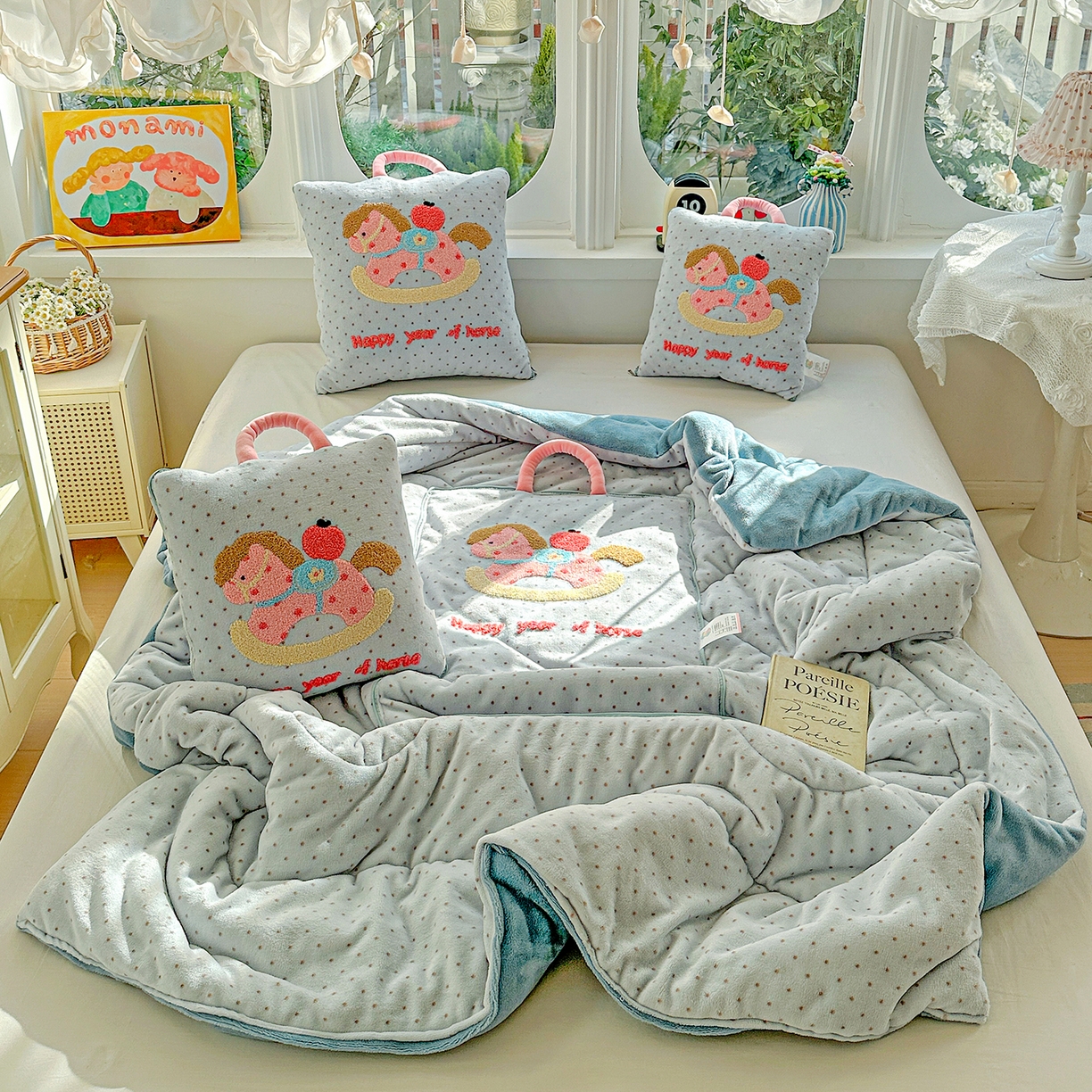 91家纺网 家纺一手货源 找家纺 古本家居 2026新款牛奶绒小马家族抱枕被 摇摇马-蓝波点