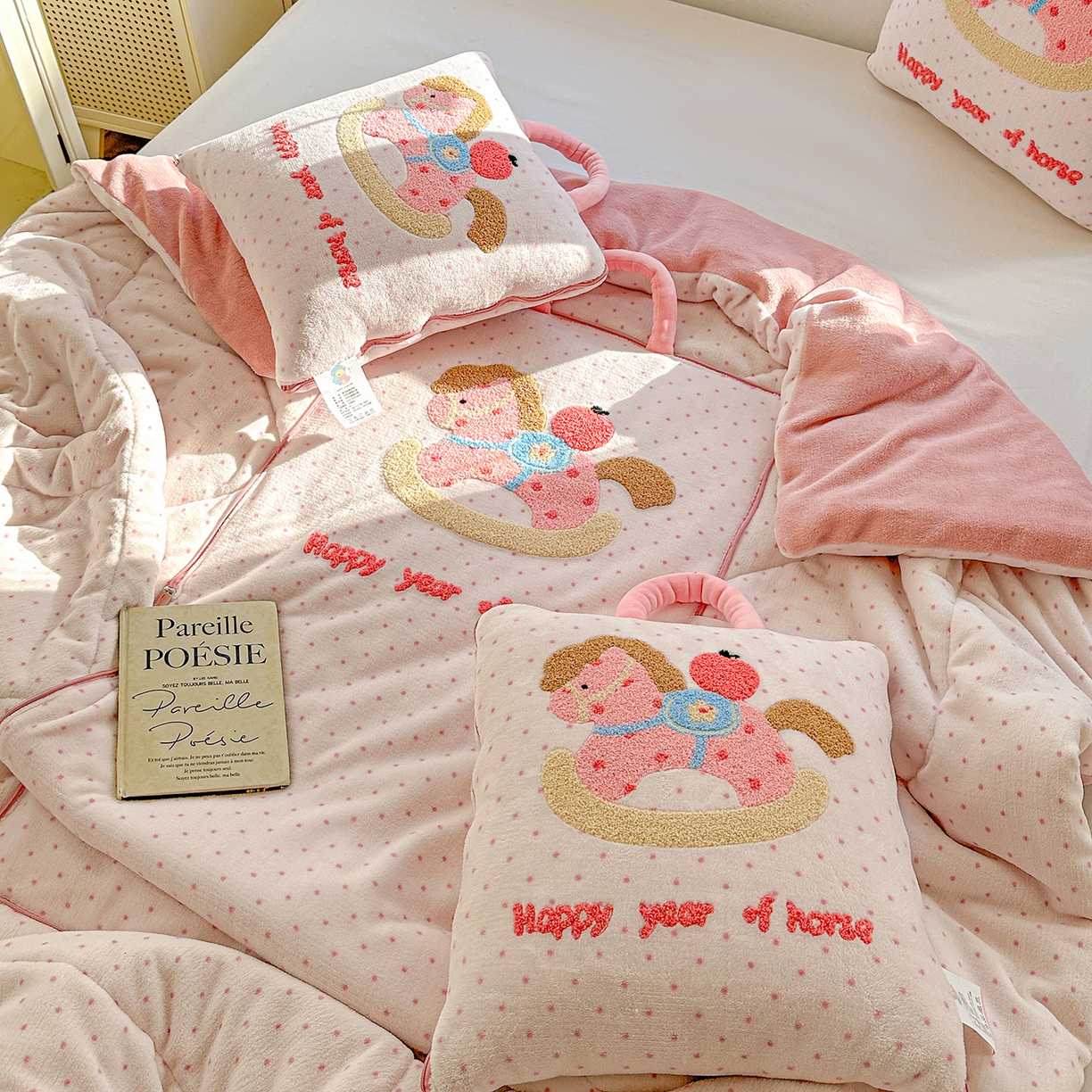 91家纺网 家纺一手货源 找家纺 古本家居 2026新款牛奶绒小马家族抱枕被 摇摇马-粉波点