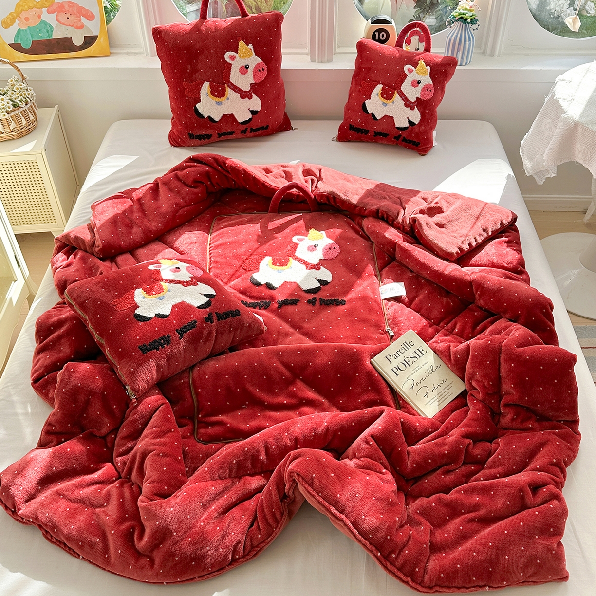 91家纺网 家纺一手货源 找家纺 古本家居 2026新款牛奶绒小马家族抱枕被 鸿运马-红波点