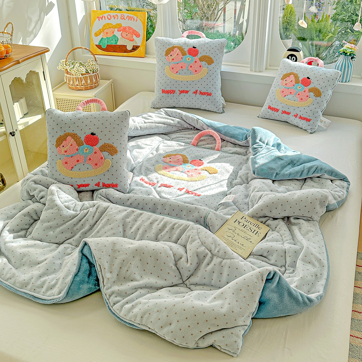 91家纺网 家纺一手货源 找家纺 古本家居 2026新款牛奶绒小马家族抱枕被 摇摇马-蓝波点