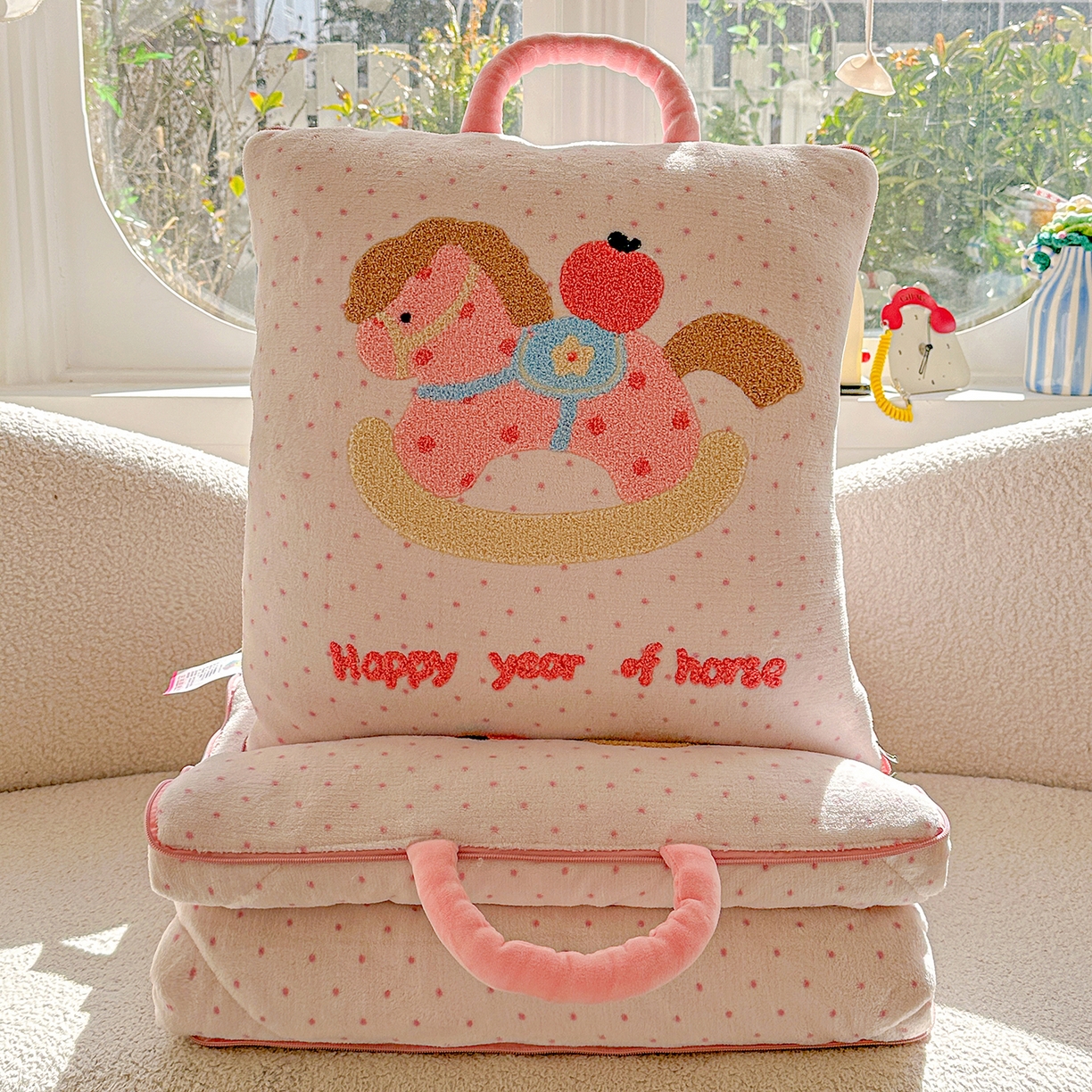 91家纺网 家纺一手货源 找家纺 古本家居 2026新款牛奶绒小马家族抱枕被 摇摇马-粉波点