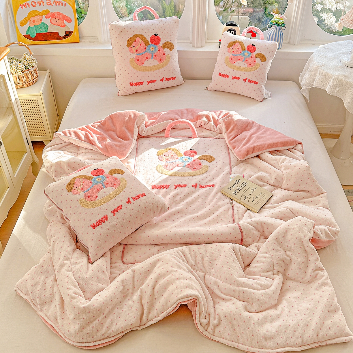 91家纺网 家纺一手货源 找家纺 古本家居 2026新款牛奶绒小马家族抱枕被 摇摇马-粉波点