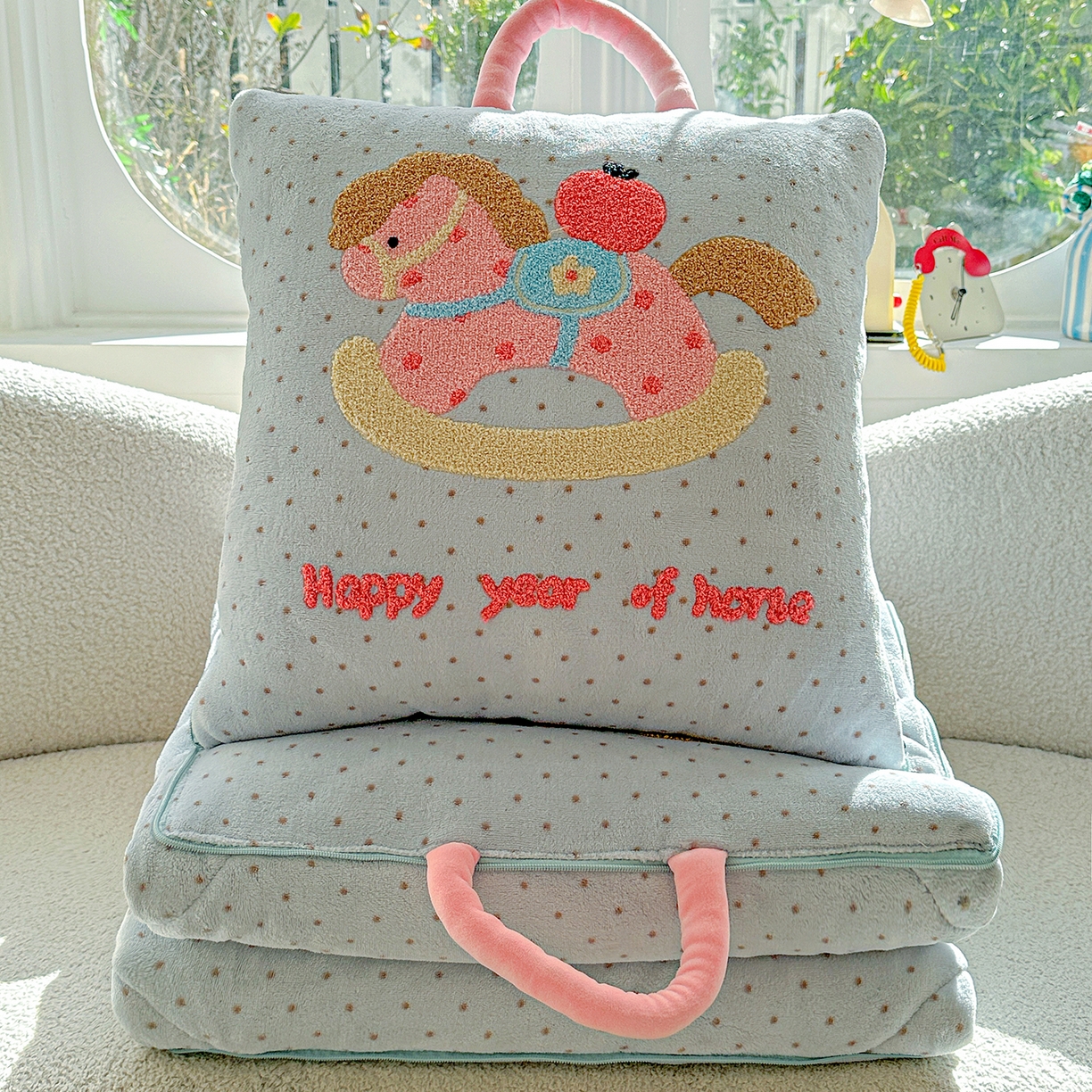 91家纺网 家纺一手货源 找家纺 古本家居 2026新款牛奶绒小马家族抱枕被 摇摇马-蓝波点