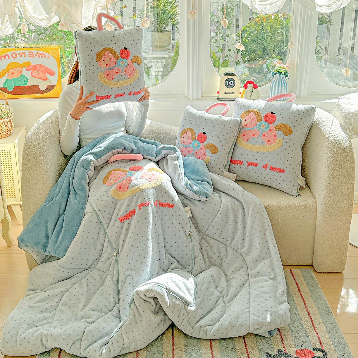 91家纺网 家纺一手货源 找家纺 古本家居 2026新款牛奶绒小马家族抱枕被 摇摇马-蓝波点