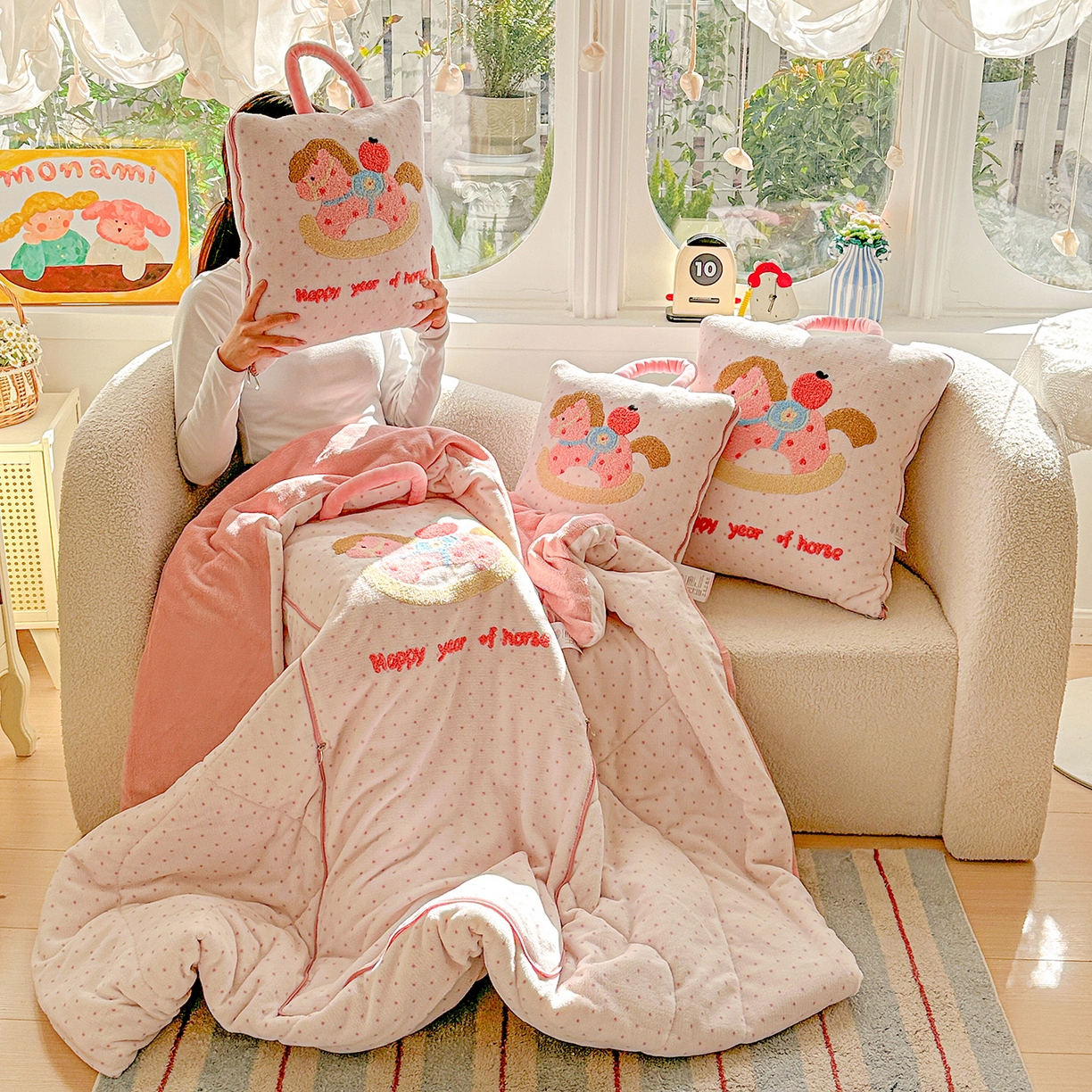 91家纺网 家纺一手货源 找家纺 古本家居 2026新款牛奶绒小马家族抱枕被 摇摇马-粉波点