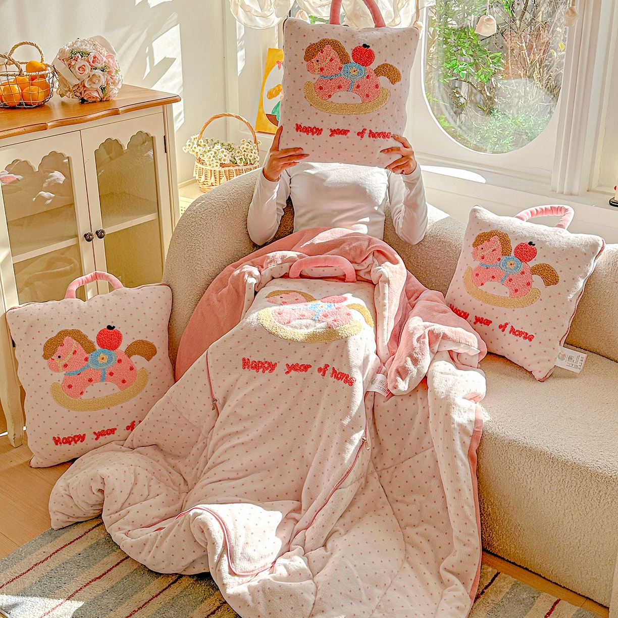 91家纺网 家纺一手货源 找家纺 古本家居 2026新款牛奶绒小马家族抱枕被 摇摇马-粉波点