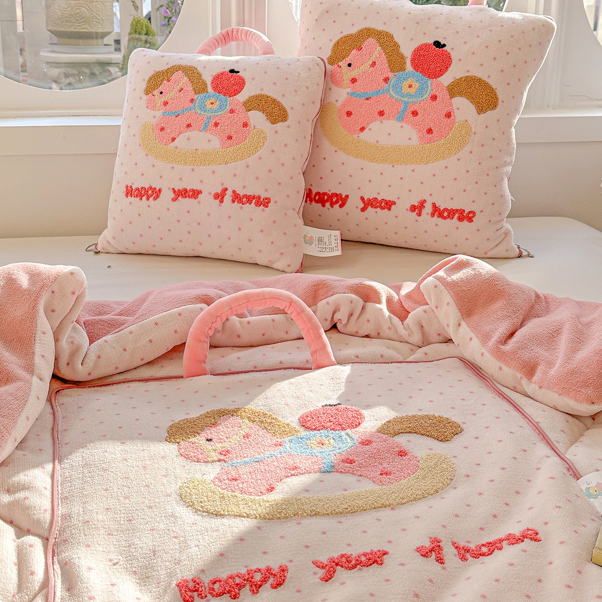 91家纺网 家纺一手货源 找家纺 古本家居 2026新款牛奶绒小马家族抱枕被 摇摇马-粉波点