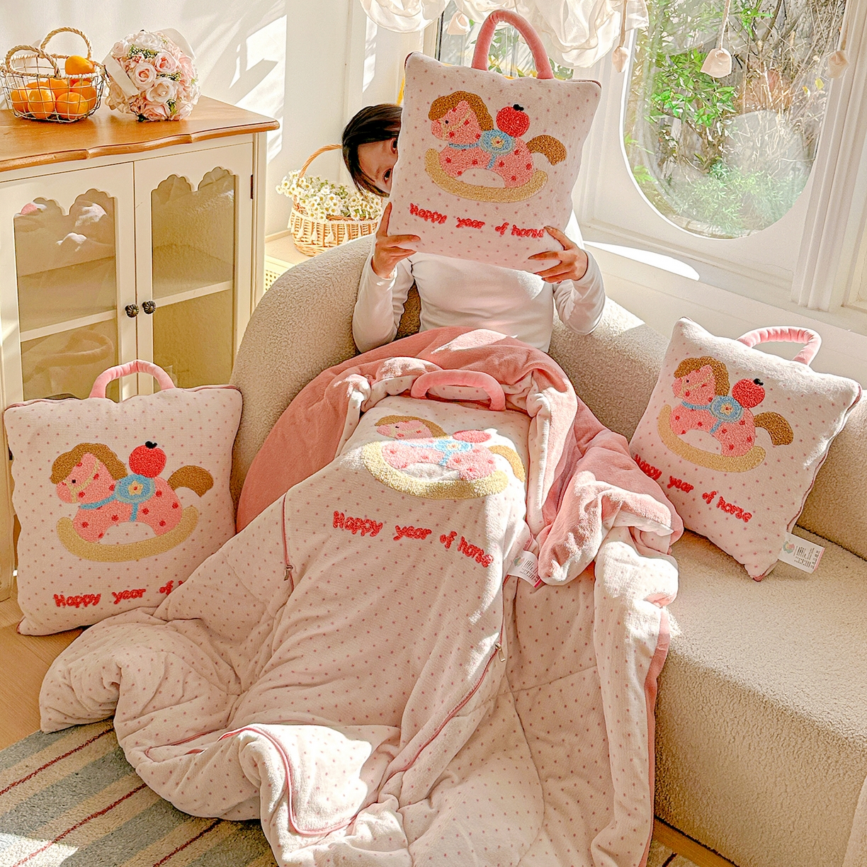 91家纺网 家纺一手货源 找家纺 古本家居 2026新款牛奶绒小马家族抱枕被 摇摇马-粉波点