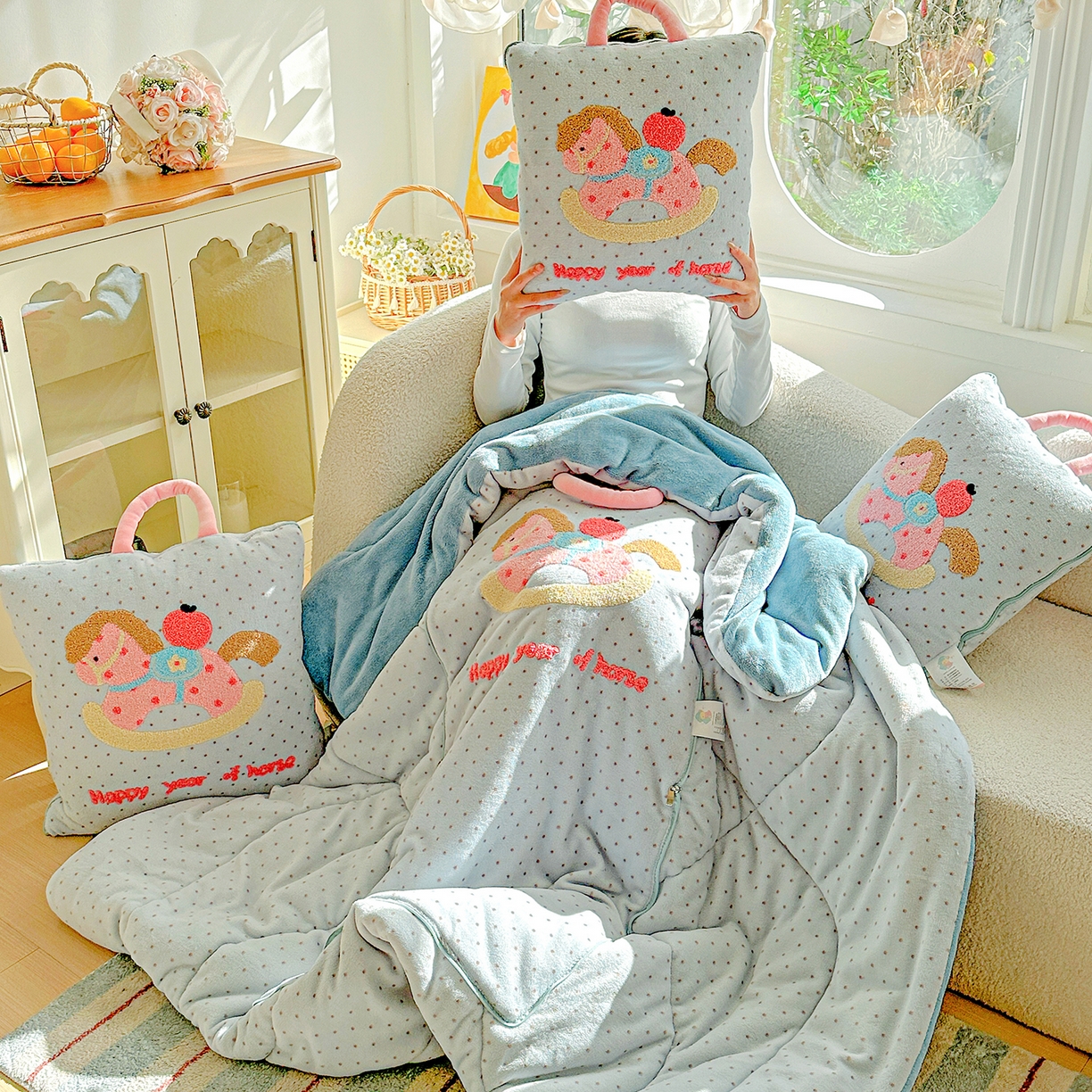 91家纺网 家纺一手货源 找家纺 古本家居 2026新款牛奶绒小马家族抱枕被 摇摇马-蓝波点