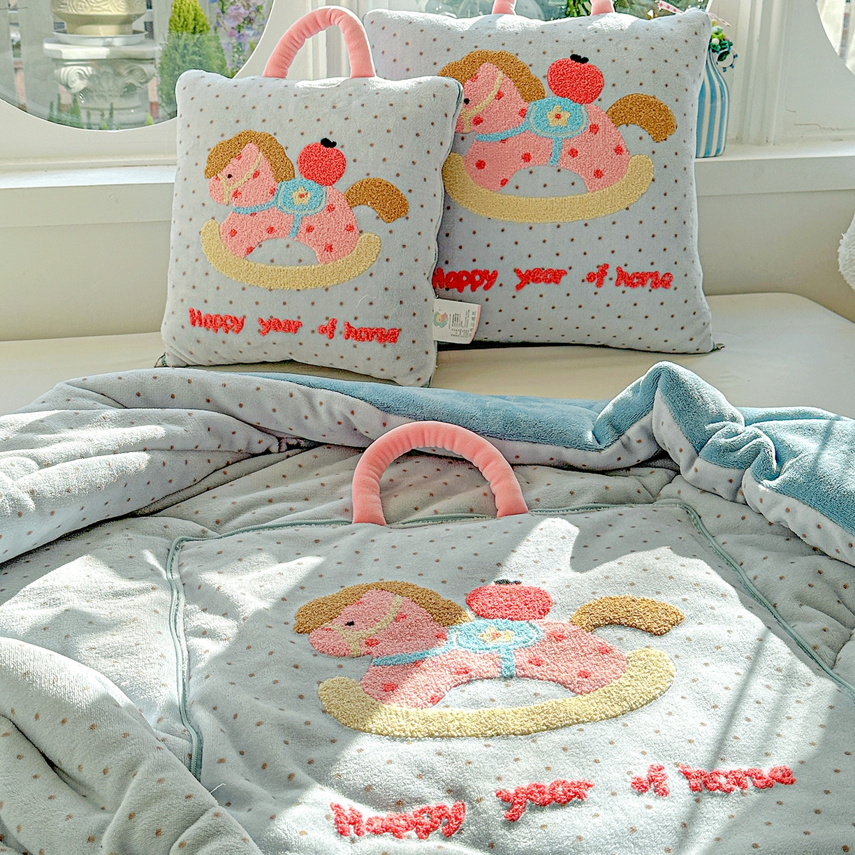 91家纺网 家纺一手货源 找家纺 古本家居 2026新款牛奶绒小马家族抱枕被 摇摇马-蓝波点