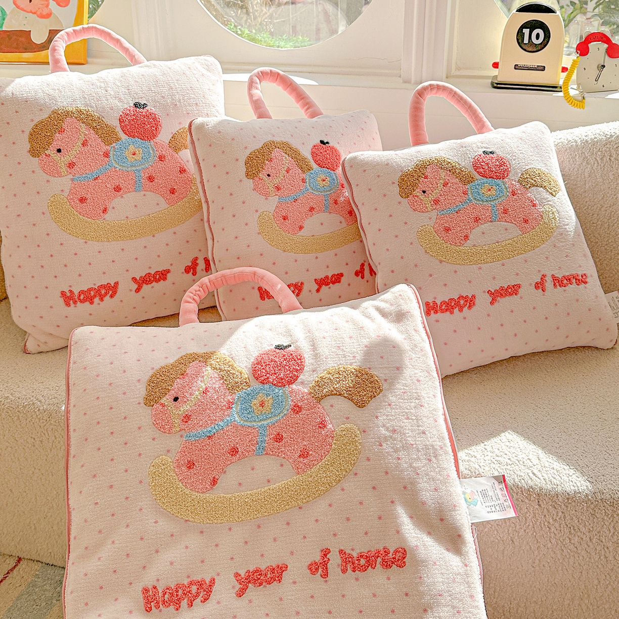 91家纺网 家纺一手货源 找家纺 古本家居 2026新款牛奶绒小马家族抱枕被 摇摇马-粉波点