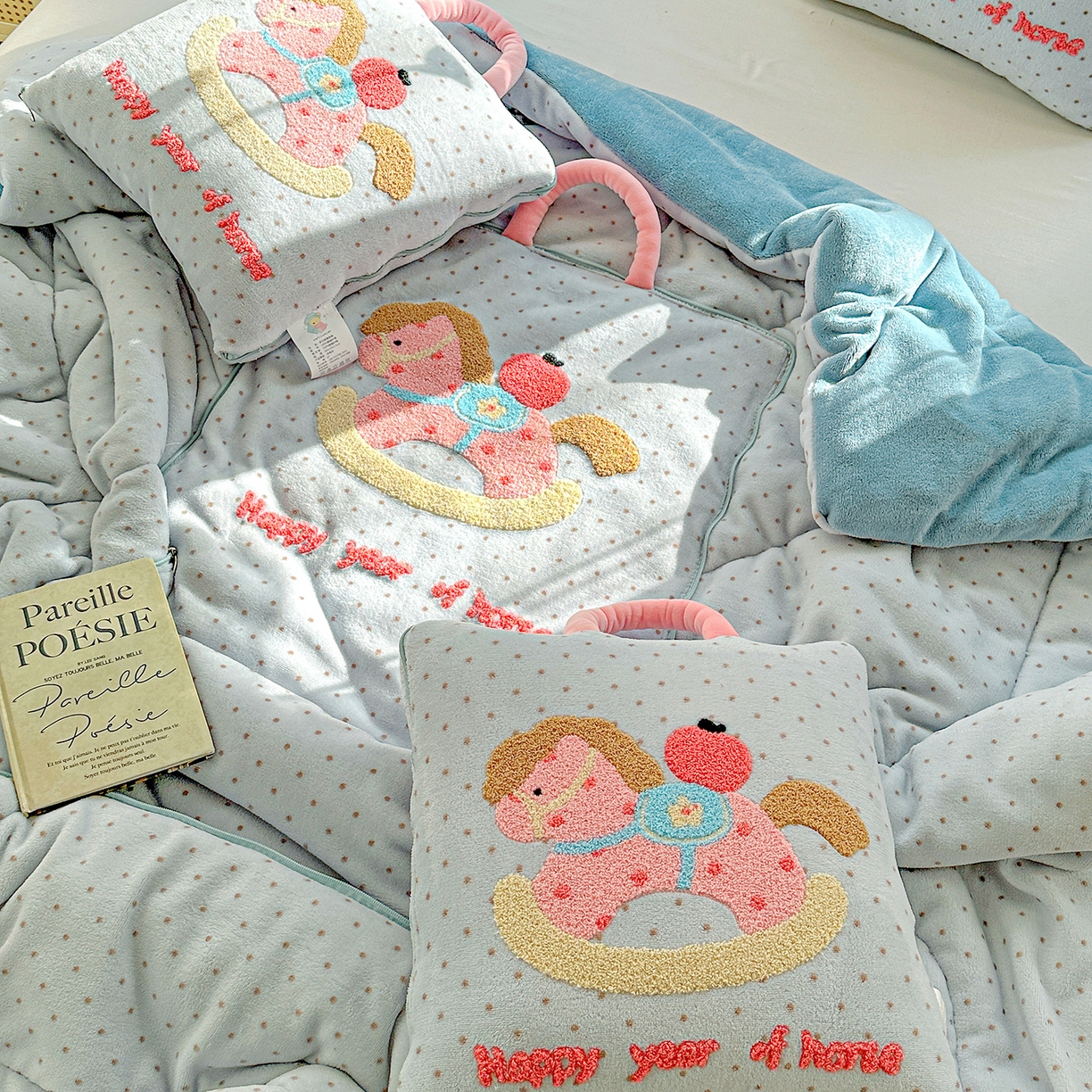 91家纺网 家纺一手货源 找家纺 古本家居 2026新款牛奶绒小马家族抱枕被 摇摇马-蓝波点