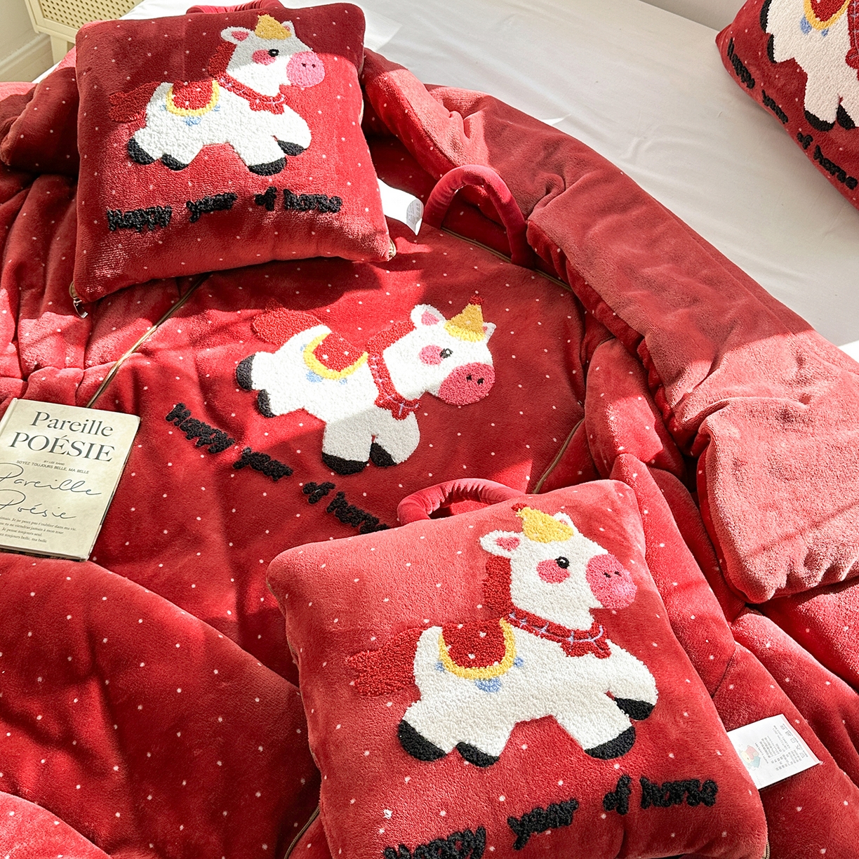 91家纺网 家纺一手货源 找家纺 古本家居 2026新款牛奶绒小马家族抱枕被 鸿运马-红波点