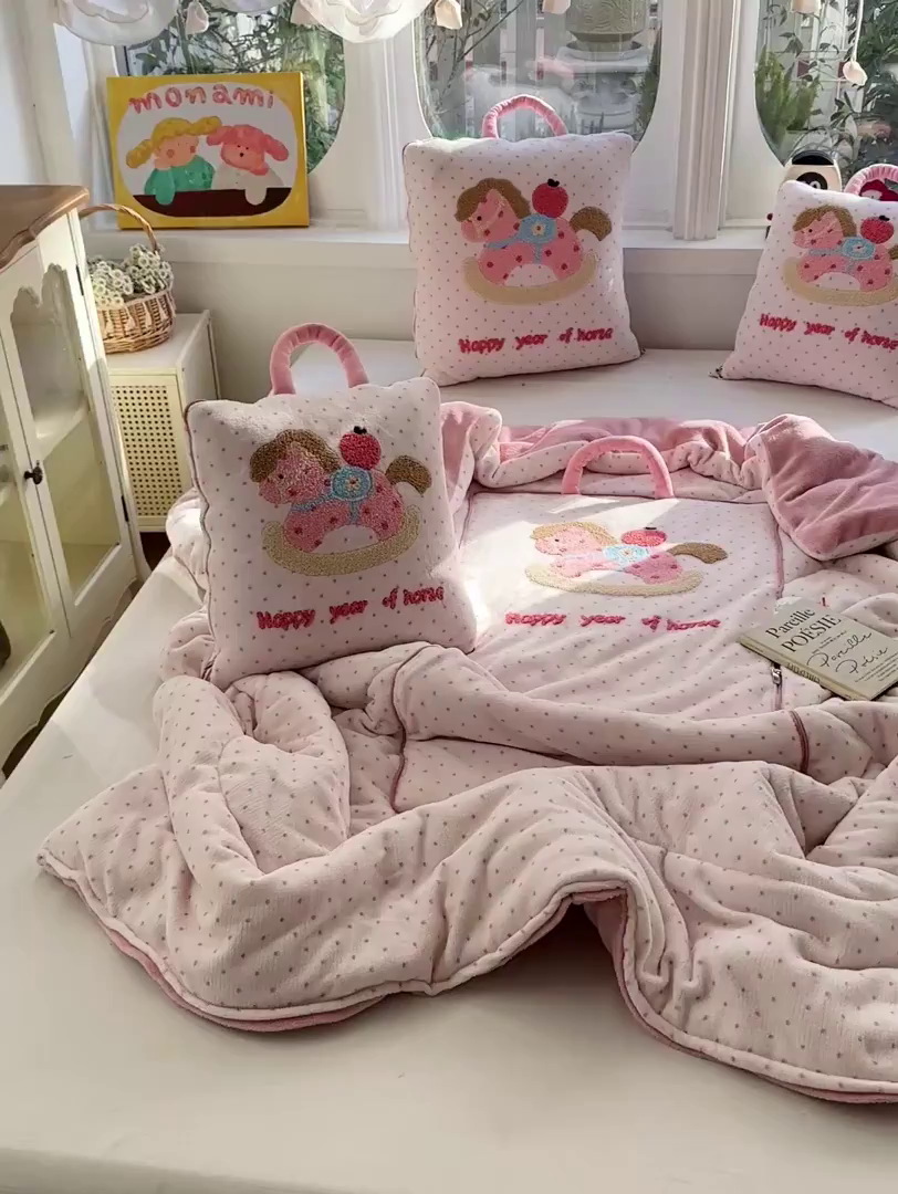 91家纺网 家纺一手货源 找家纺 古本家居 2026新款牛奶绒小马家族抱枕被 摇摇马-粉波点