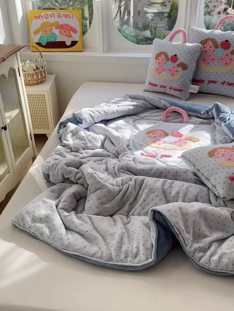 91家纺网 家纺一手货源 找家纺 古本家居 2026新款牛奶绒小马家族抱枕被 摇摇马-蓝波点