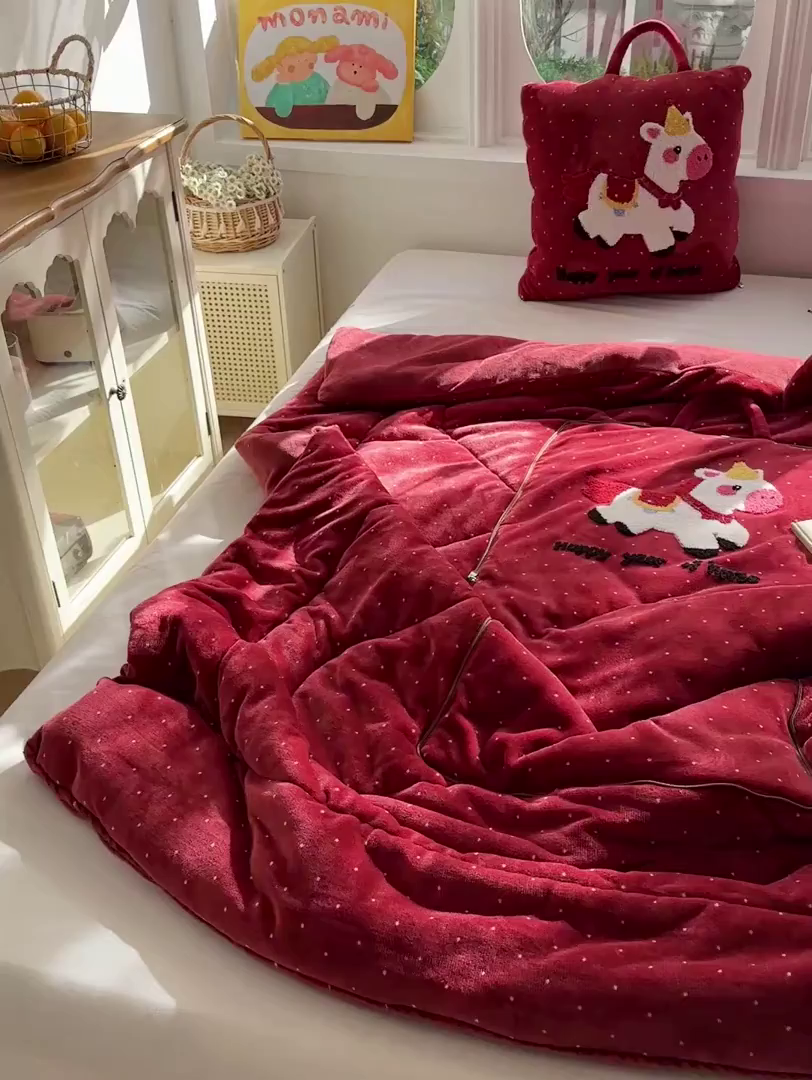 91家纺网 家纺一手货源 找家纺 古本家居 2026新款牛奶绒小马家族抱枕被 鸿运马-红波点