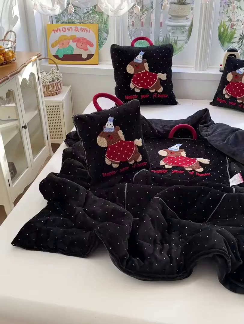 91家纺网 家纺一手货源 找家纺 古本家居 2026新款牛奶绒小马家族抱枕被 黑糖马-黑波点