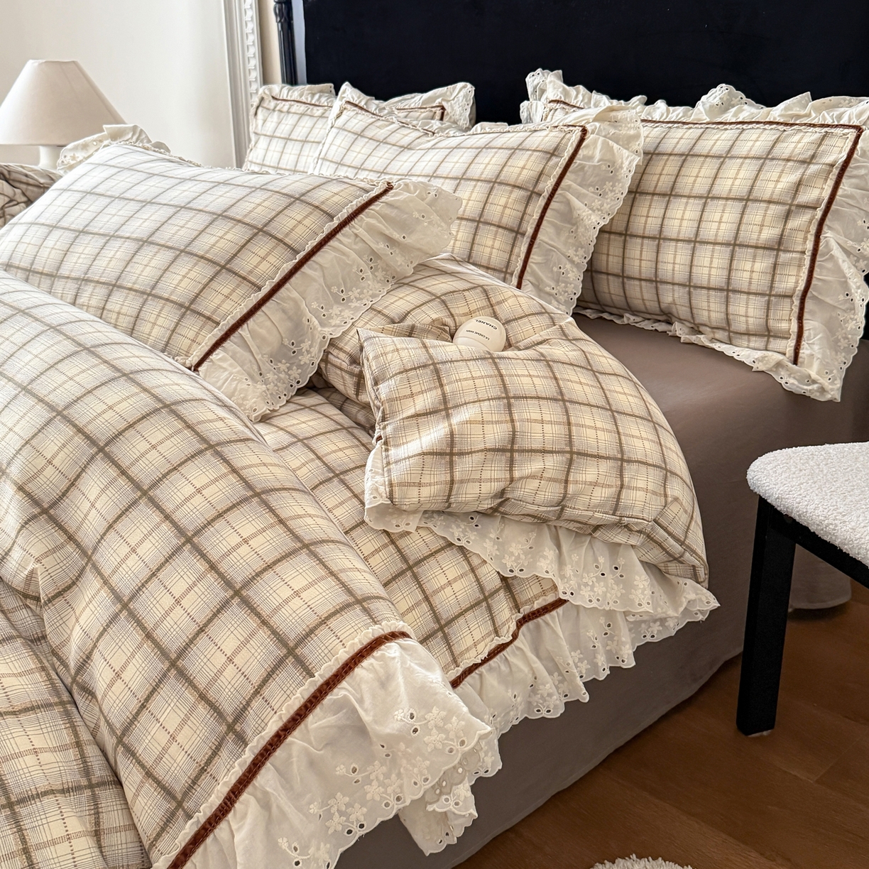 91家纺网 家纺一手货源 找家纺 你好美丽 2026新款韩版刺绣水洗沐格简麻花边系列四件套 沐格咖大格