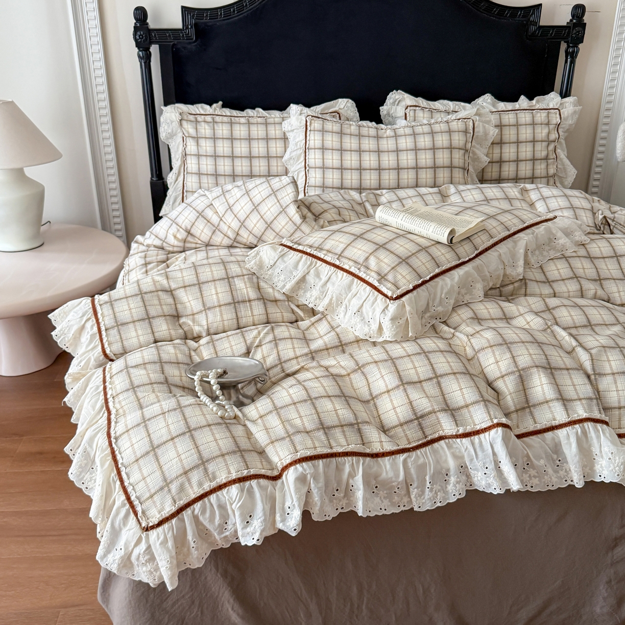 91家纺网 家纺一手货源 找家纺 你好美丽 2026新款韩版刺绣水洗沐格简麻花边系列四件套 沐格咖大格