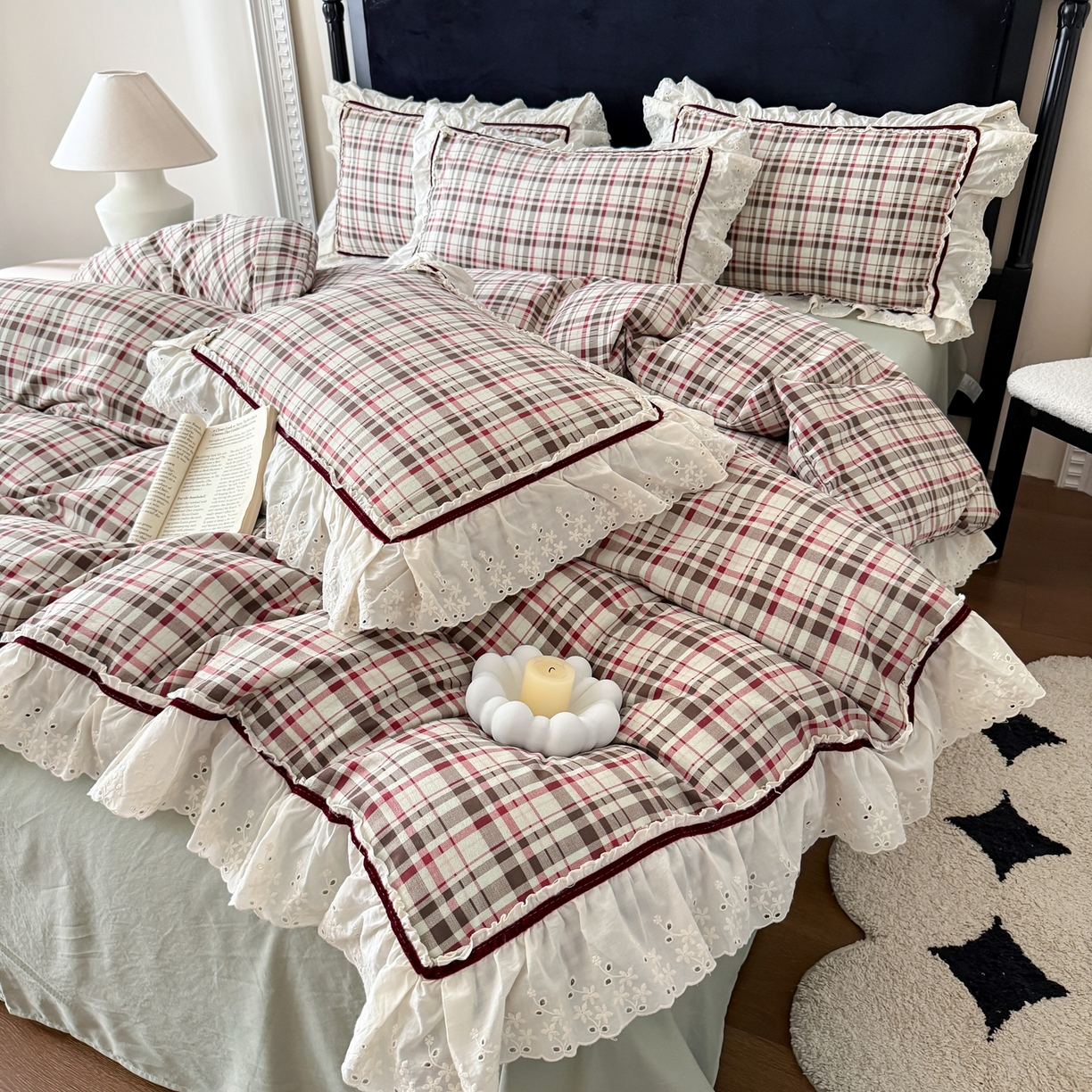 91家纺网 家纺一手货源 找家纺 你好美丽 2026新款韩版刺绣水洗沐格简麻花边系列四件套 沐格红大格