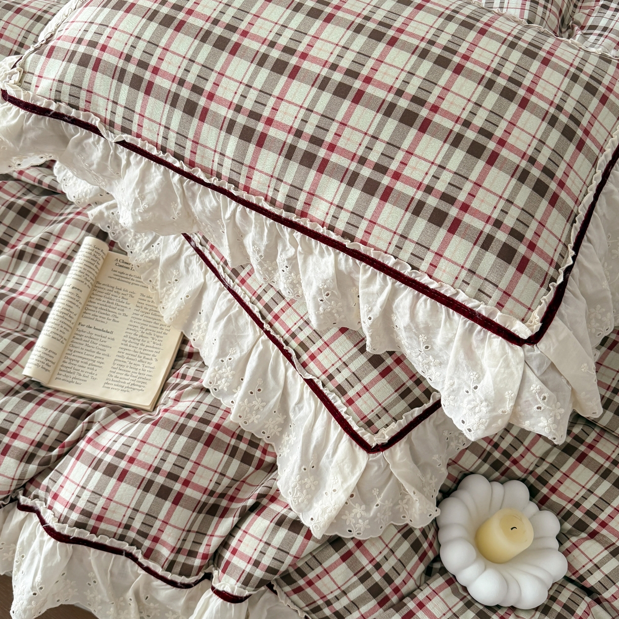 91家纺网 家纺一手货源 找家纺 你好美丽 2026新款韩版刺绣水洗沐格简麻花边系列四件套 沐格红大格