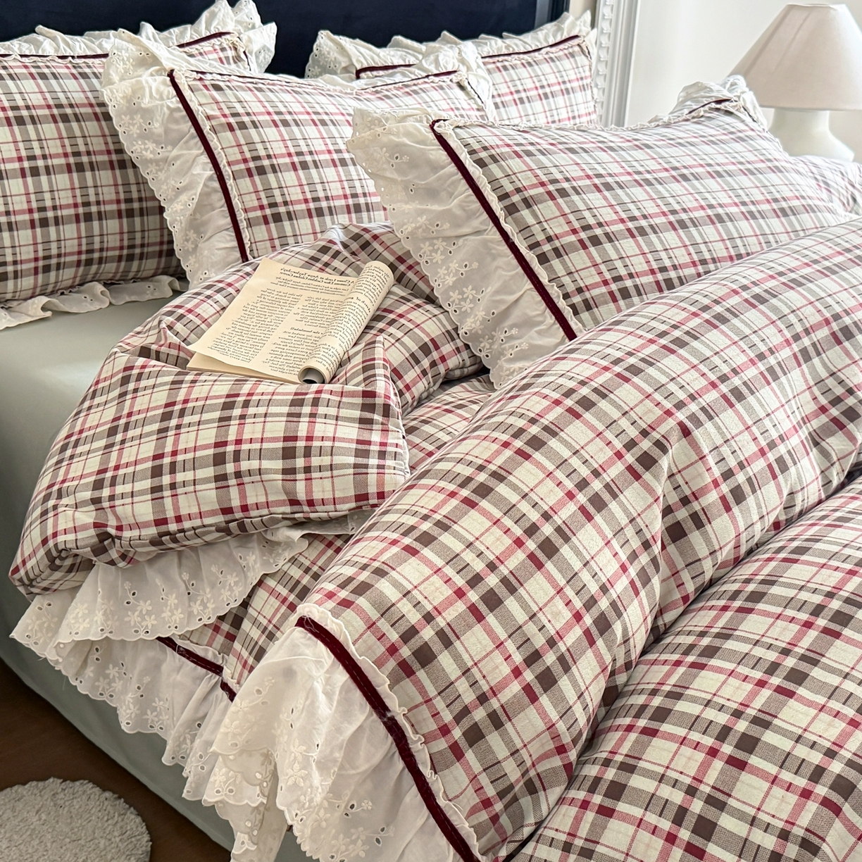 91家纺网 家纺一手货源 找家纺 你好美丽 2026新款韩版刺绣水洗沐格简麻花边系列四件套 沐格红大格