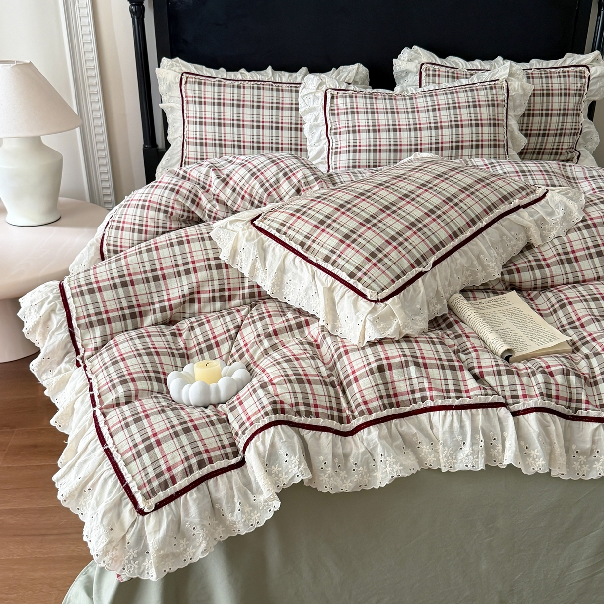 91家纺网 家纺一手货源 找家纺 你好美丽 2026新款韩版刺绣水洗沐格简麻花边系列四件套 沐格红大格