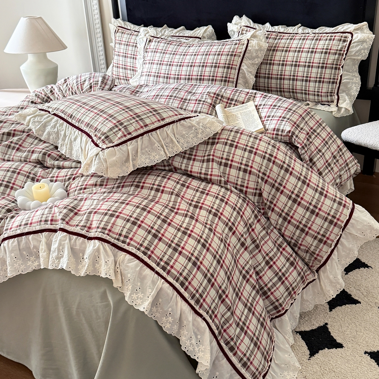 91家纺网 家纺一手货源 找家纺 你好美丽 2026新款韩版刺绣水洗沐格简麻花边系列四件套 沐格红大格