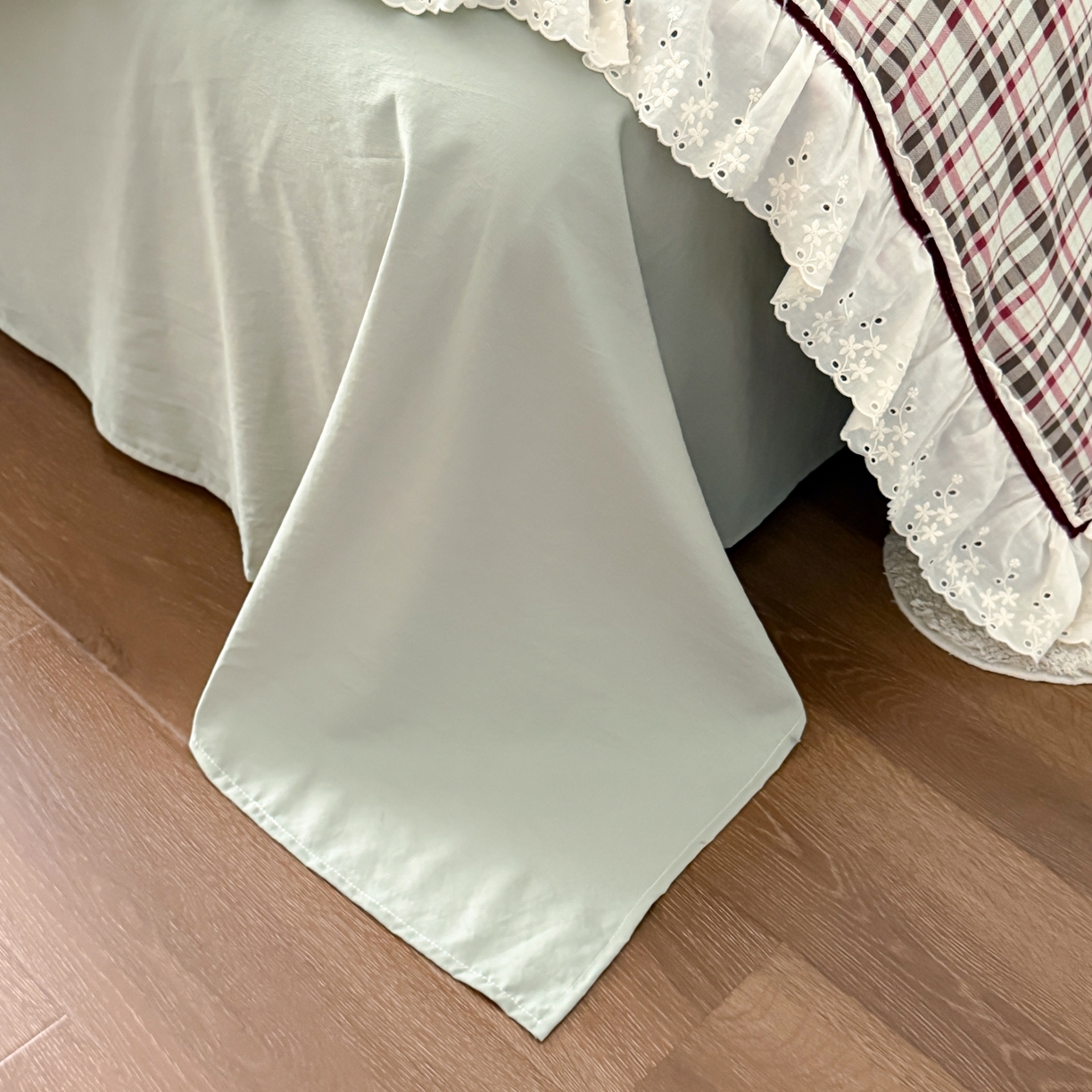 91家纺网 家纺一手货源 找家纺 你好美丽 2026新款韩版刺绣水洗沐格简麻花边系列四件套 沐格红大格