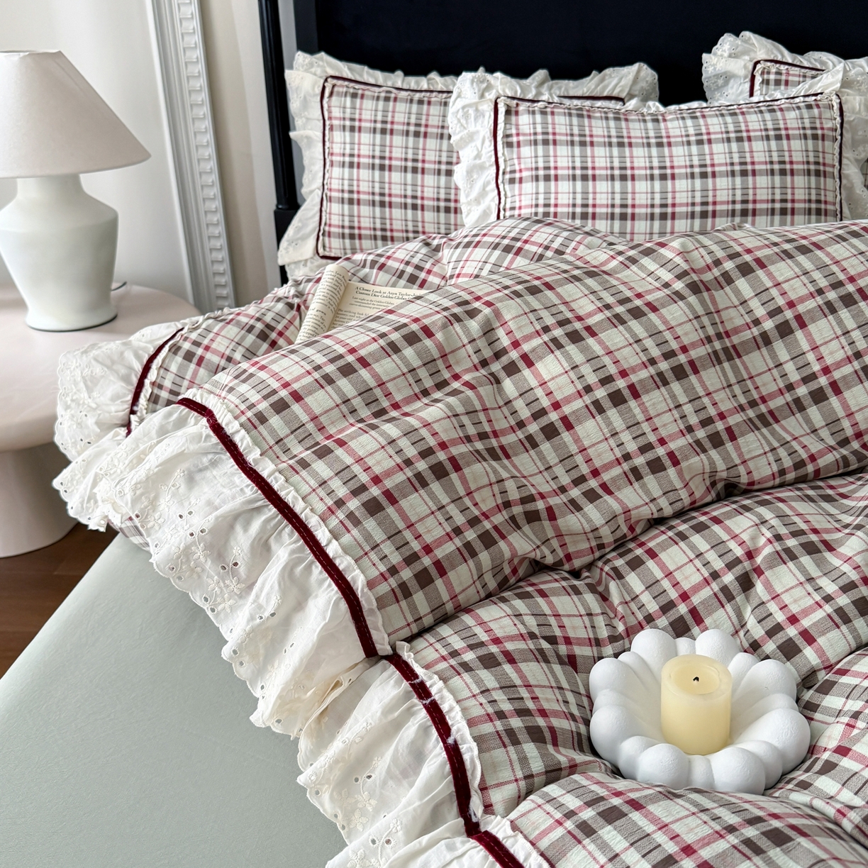 91家纺网 家纺一手货源 找家纺 你好美丽 2026新款韩版刺绣水洗沐格简麻花边系列四件套 沐格红大格