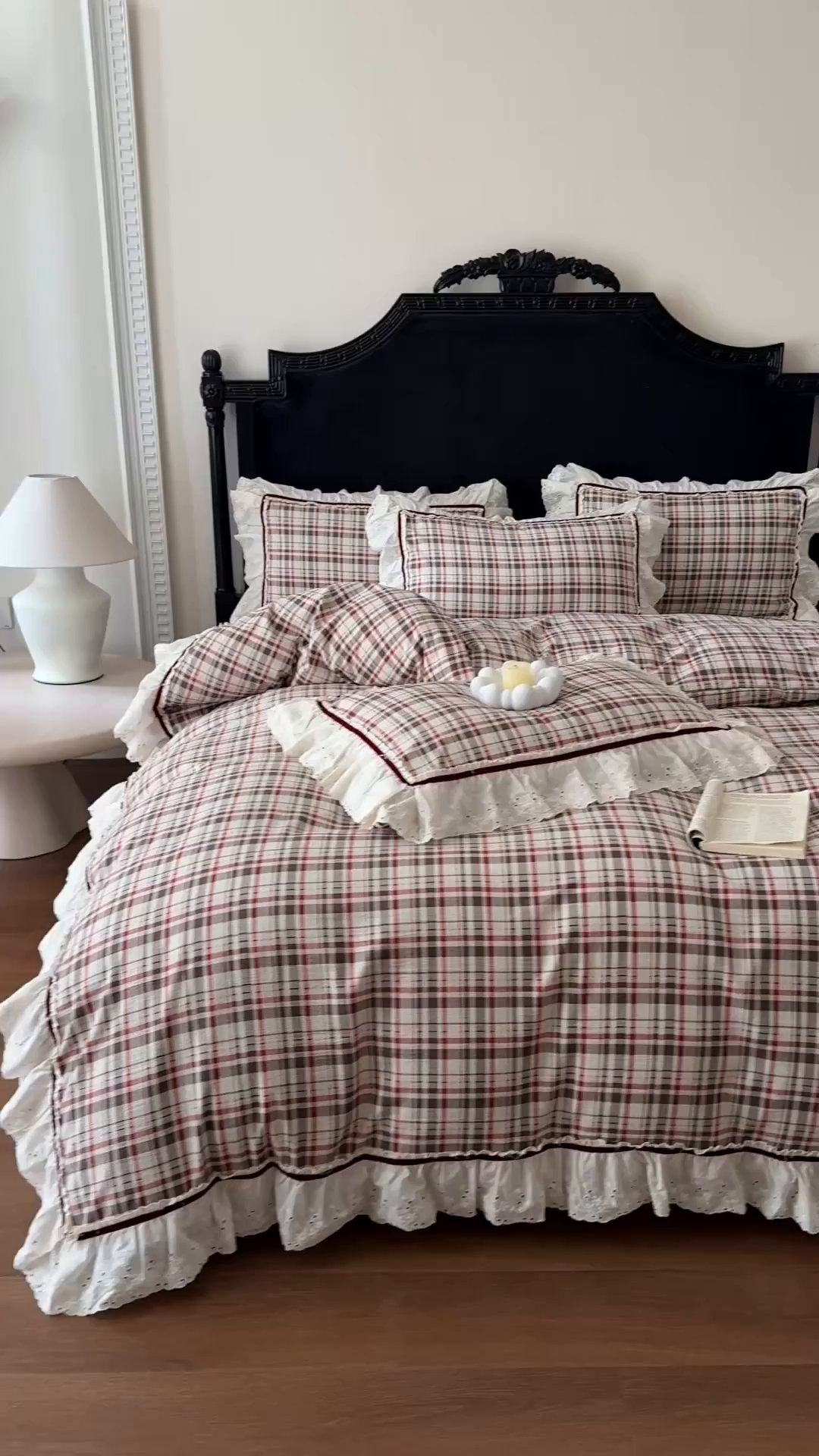 91家纺网 家纺一手货源 找家纺 你好美丽 2026新款韩版刺绣水洗沐格简麻花边系列四件套 沐格红大格