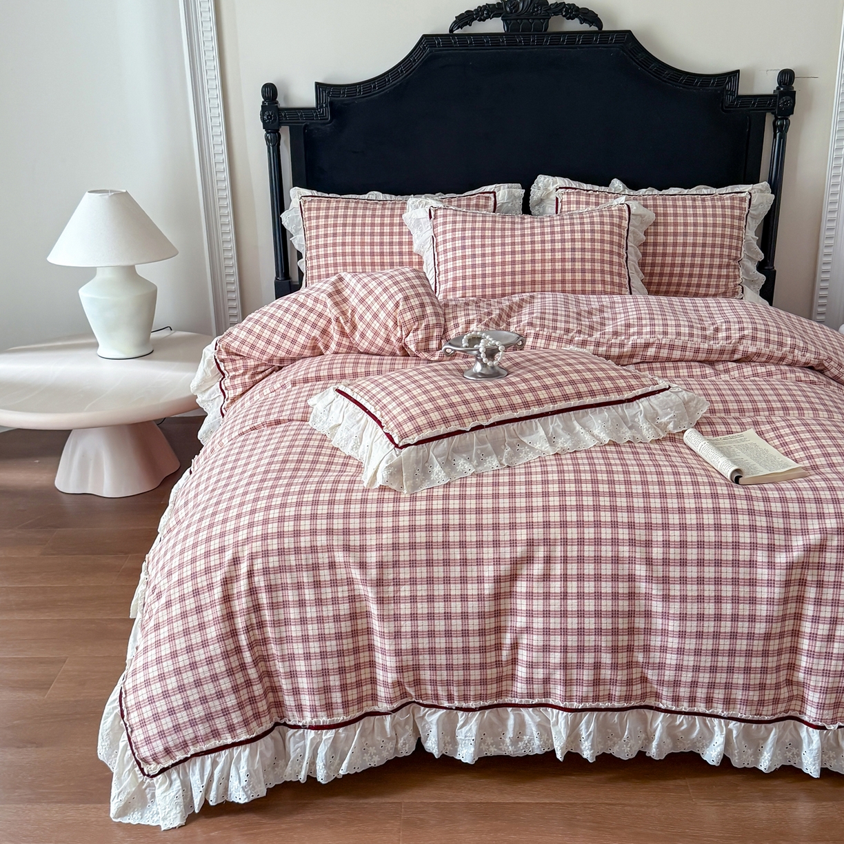 91家纺网 家纺一手货源 找家纺 你好美丽 2026新款韩版刺绣水洗沐格简麻花边系列四件套 沐格红小格