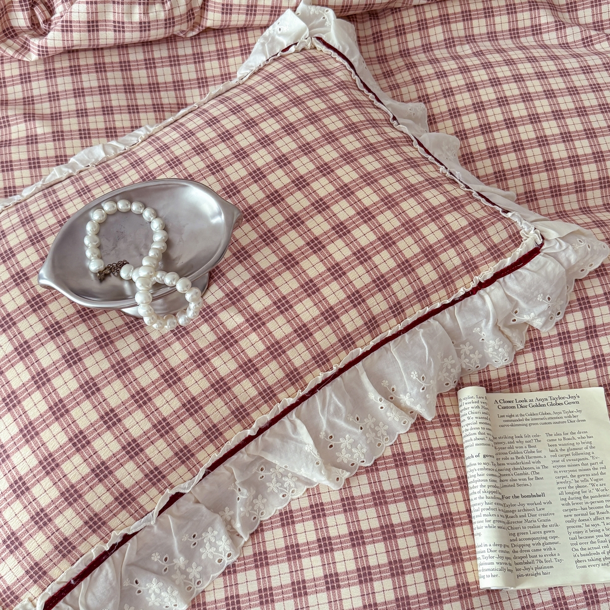 91家纺网 家纺一手货源 找家纺 你好美丽 2026新款韩版刺绣水洗沐格简麻花边系列四件套 沐格红小格