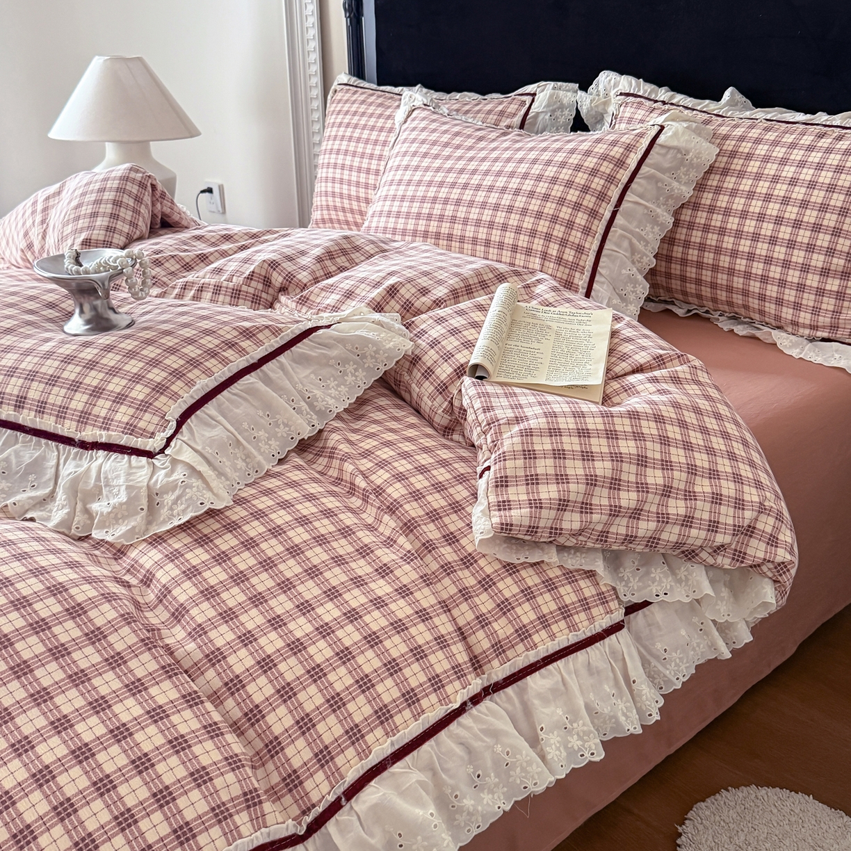 91家纺网 家纺一手货源 找家纺 你好美丽 2026新款韩版刺绣水洗沐格简麻花边系列四件套 沐格红小格