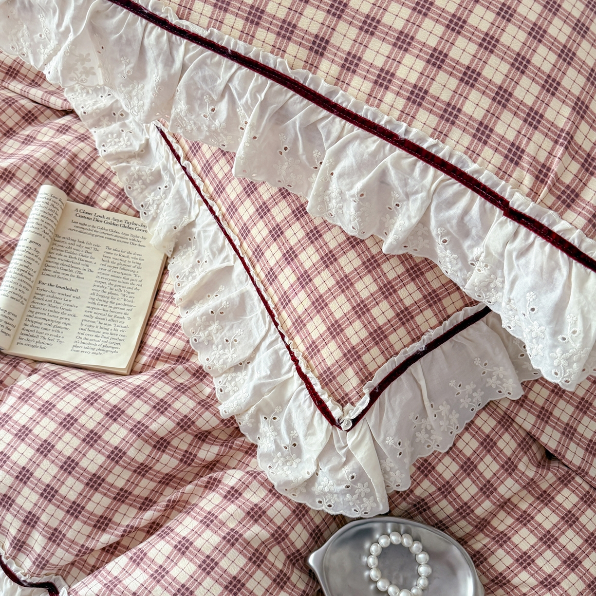 91家纺网 家纺一手货源 找家纺 你好美丽 2026新款韩版刺绣水洗沐格简麻花边系列四件套 沐格红小格