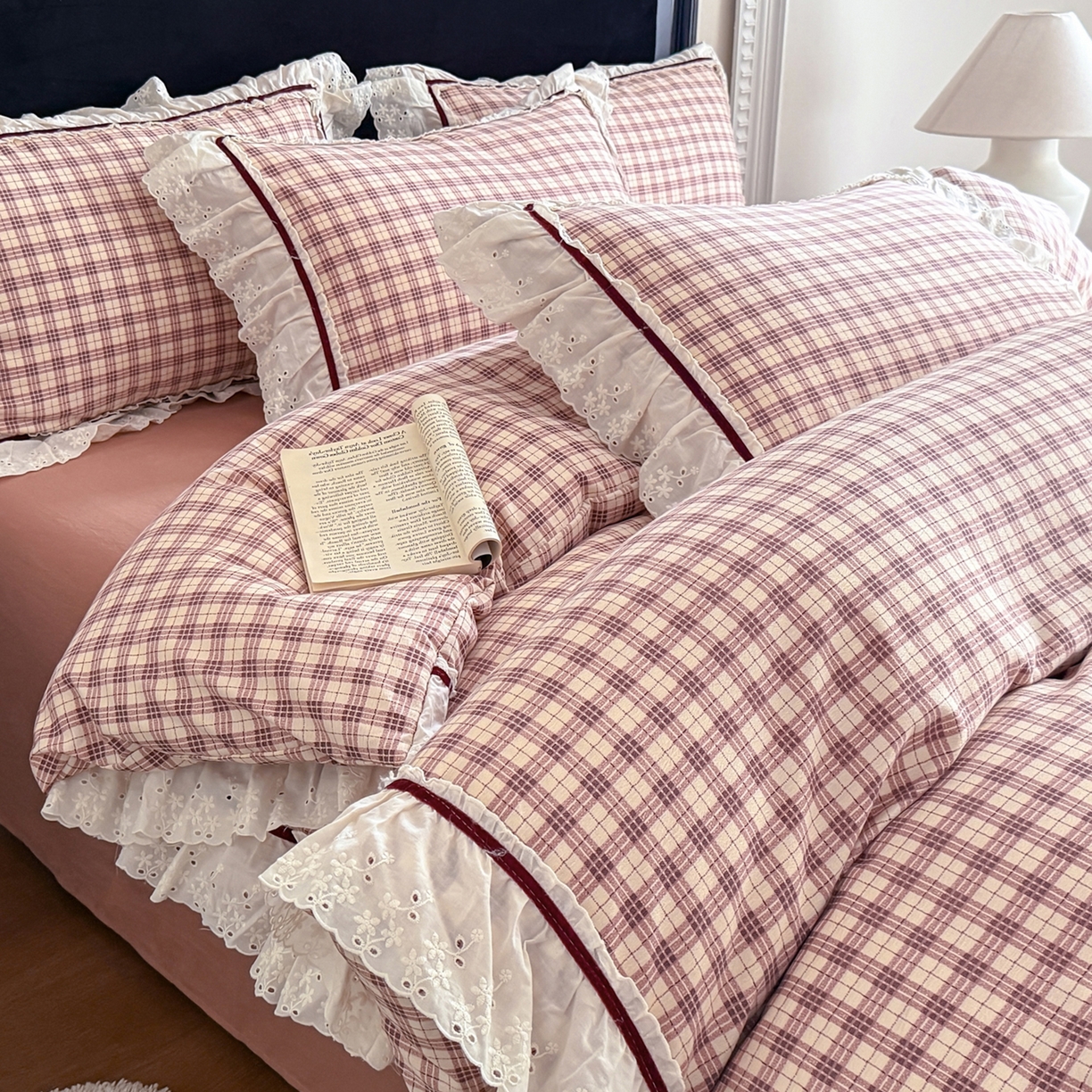 91家纺网 家纺一手货源 找家纺 你好美丽 2026新款韩版刺绣水洗沐格简麻花边系列四件套 沐格红小格