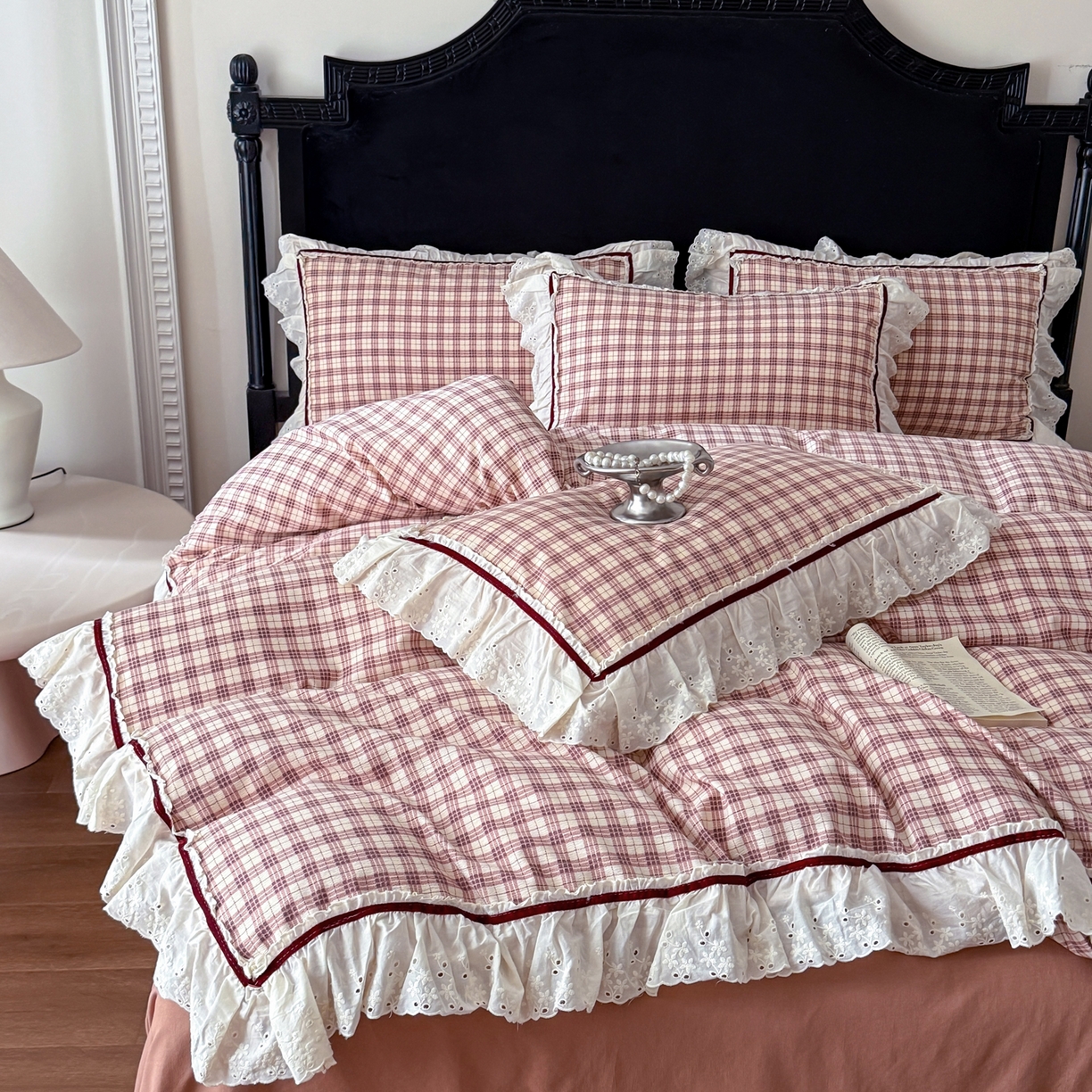 91家纺网 家纺一手货源 找家纺 你好美丽 2026新款韩版刺绣水洗沐格简麻花边系列四件套 沐格红小格