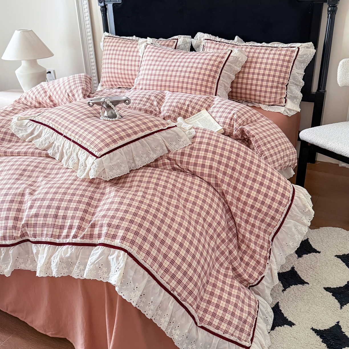 91家纺网 家纺一手货源 找家纺 你好美丽 2026新款韩版刺绣水洗沐格简麻花边系列四件套 沐格红小格