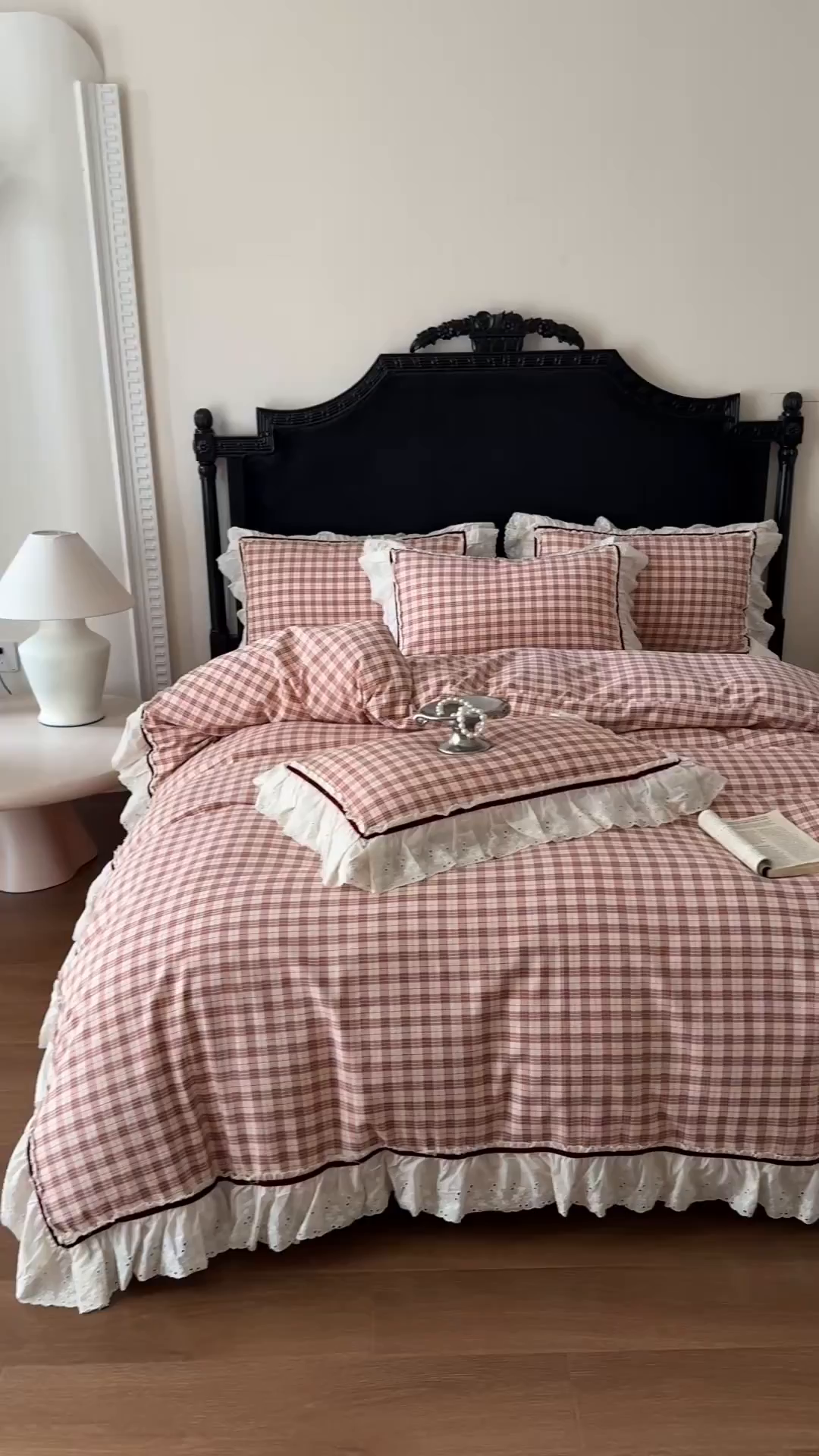 91家纺网 家纺一手货源 找家纺 你好美丽 2026新款韩版刺绣水洗沐格简麻花边系列四件套 沐格红小格