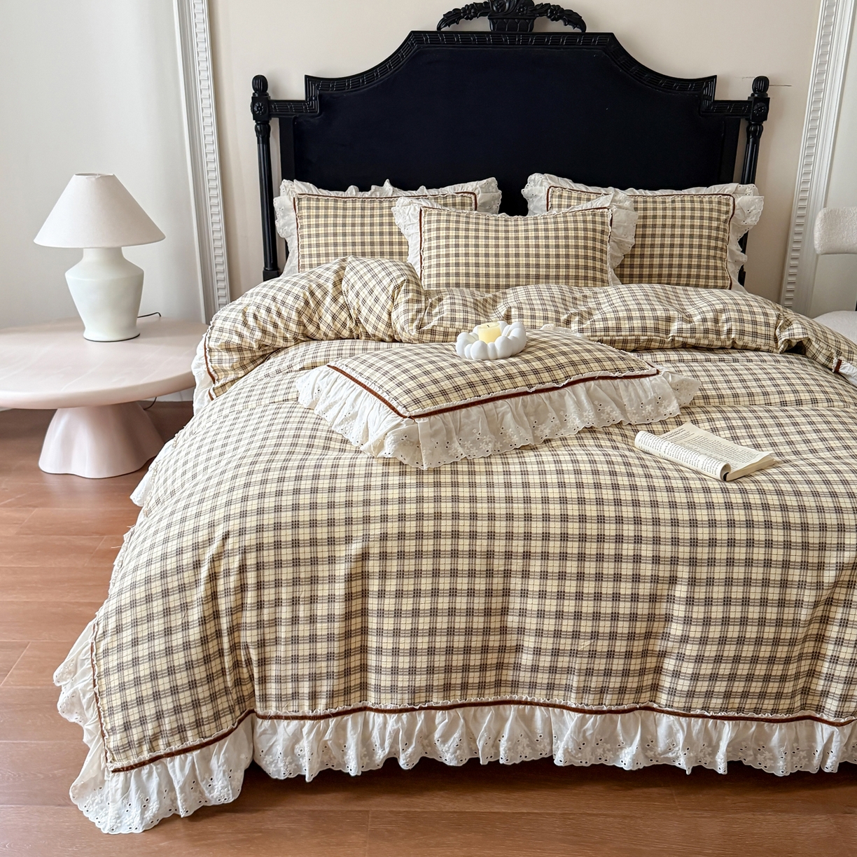 91家纺网 家纺一手货源 找家纺 你好美丽 2026新款韩版刺绣水洗沐格简麻花边系列四件套 沐格咖小格