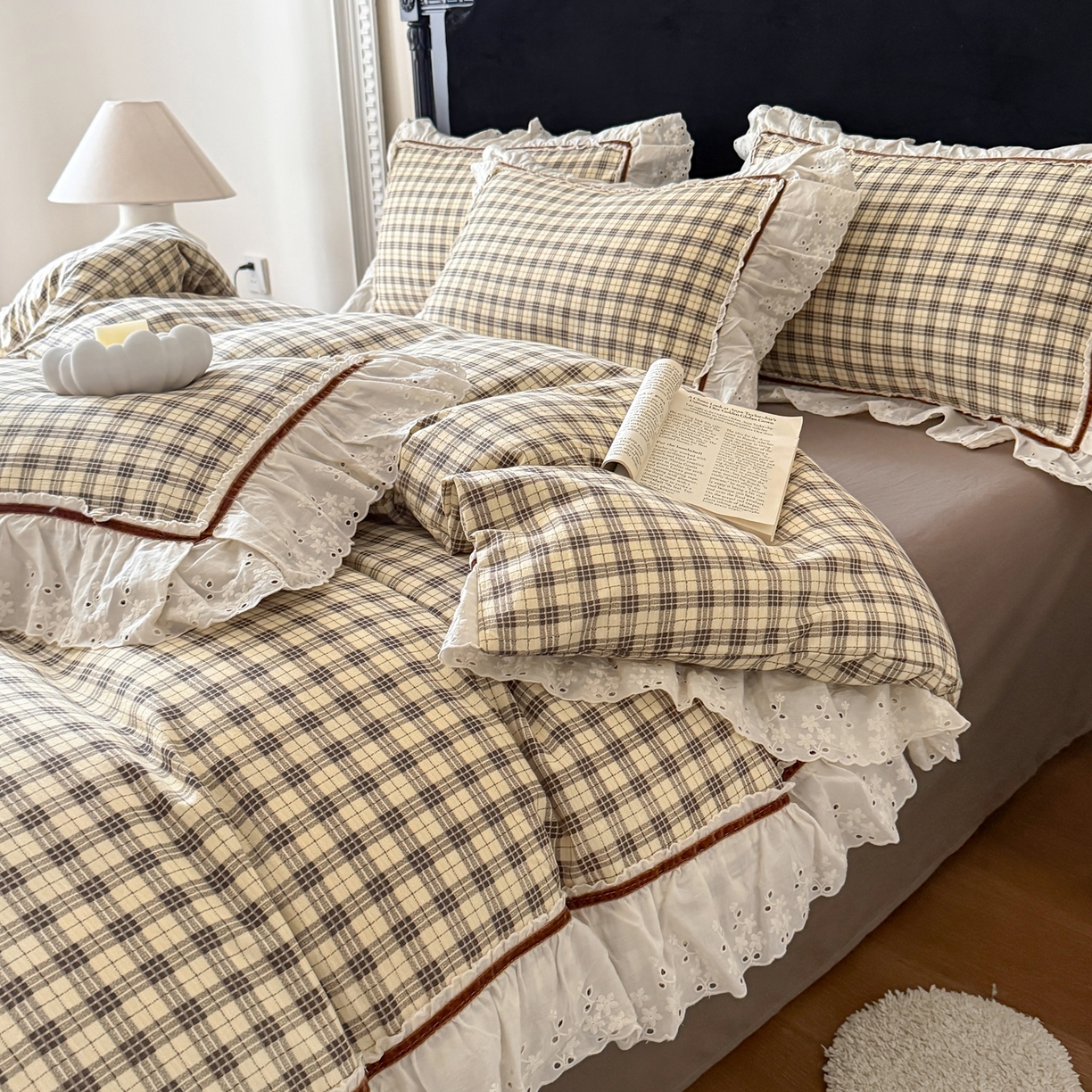 91家纺网 家纺一手货源 找家纺 你好美丽 2026新款韩版刺绣水洗沐格简麻花边系列四件套 沐格咖小格