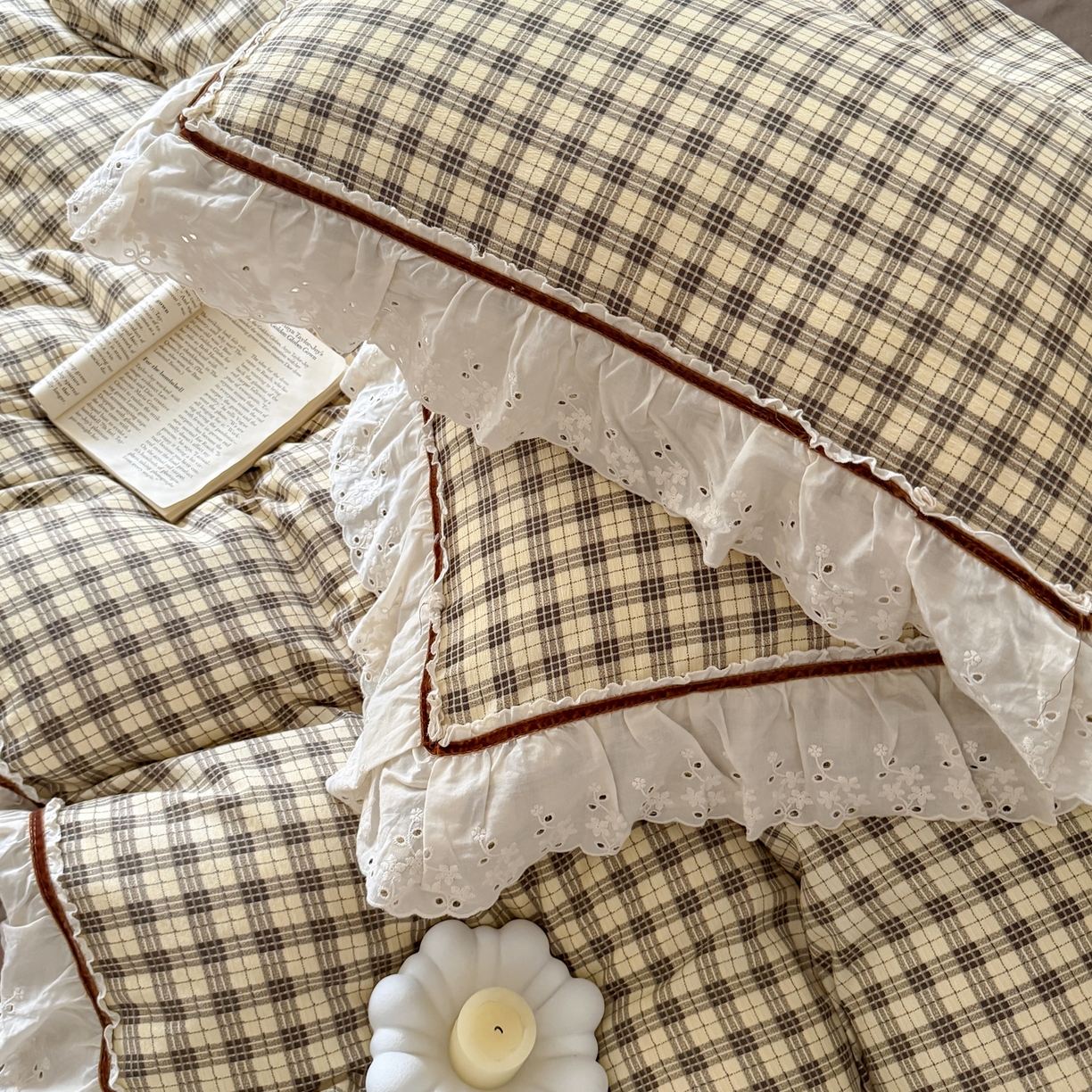 91家纺网 家纺一手货源 找家纺 你好美丽 2026新款韩版刺绣水洗沐格简麻花边系列四件套 沐格咖小格