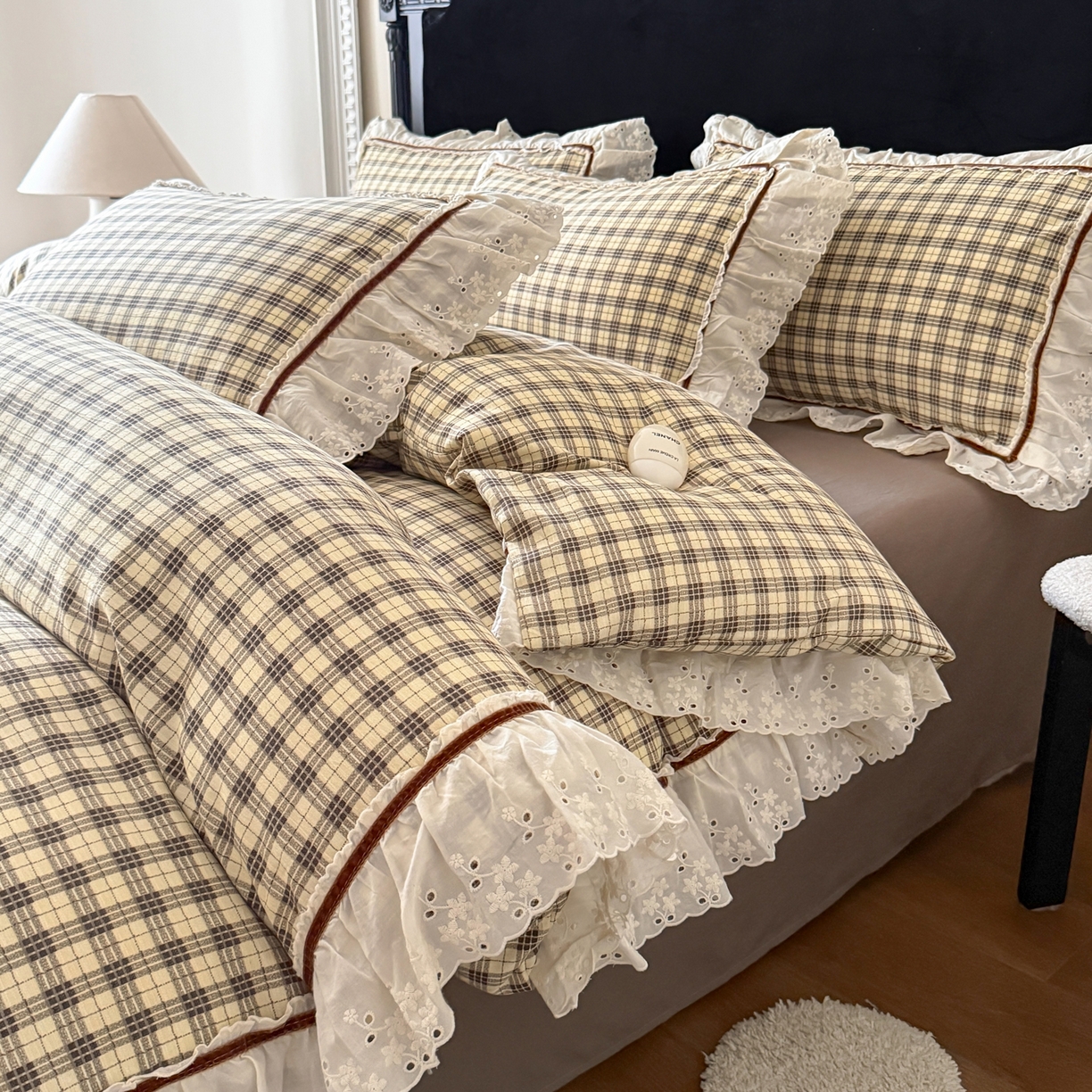 91家纺网 家纺一手货源 找家纺 你好美丽 2026新款韩版刺绣水洗沐格简麻花边系列四件套 沐格咖小格