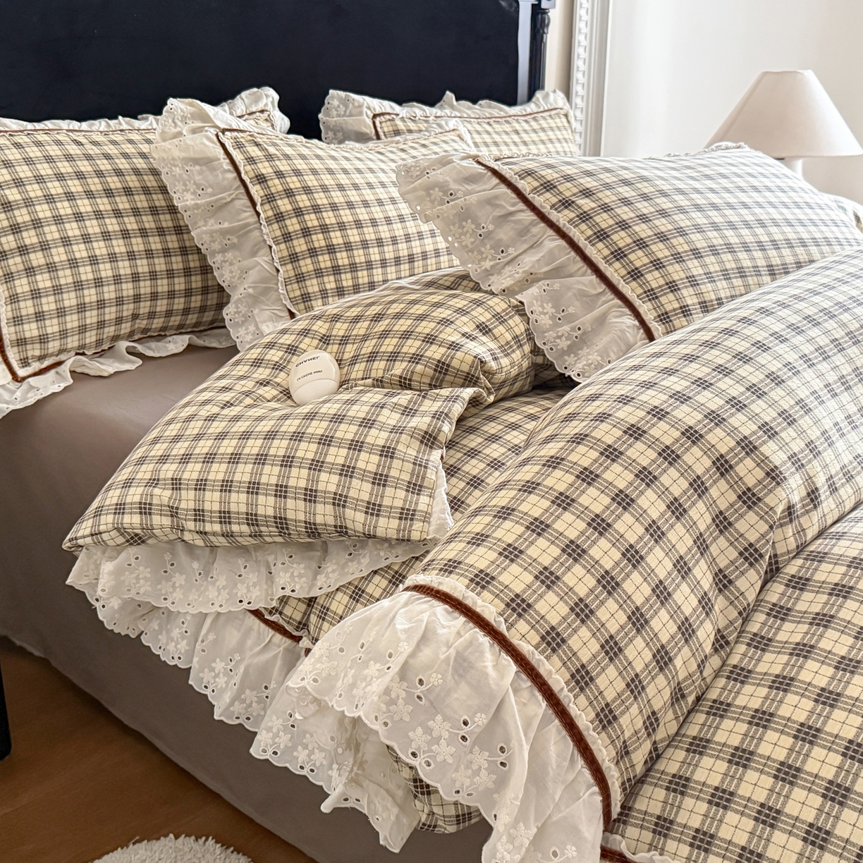 91家纺网 家纺一手货源 找家纺 你好美丽 2026新款韩版刺绣水洗沐格简麻花边系列四件套 沐格咖小格