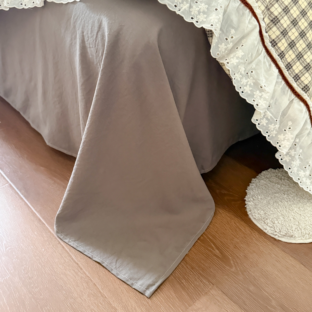 91家纺网 家纺一手货源 找家纺 你好美丽 2026新款韩版刺绣水洗沐格简麻花边系列四件套 沐格咖小格